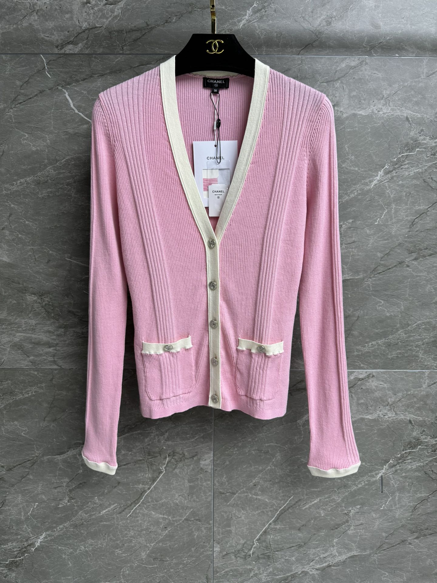 NO:420333,New summer models are shipped!  Xiangjia color-blocked knitted cardigan 2025 beach series V-neck single-breasted design Coco double C button embellishment Low-key luxury color matching high-end age-reducing custom knitted fabric soft and comfortable texture slim fit style upper body slim and temperament Full trademark size SML, chanel, alexander wang19860909夏季新款出货啦！ 香家拼色针织开衫 2025沙滩系列 V领单排扣设计 Coco双C纽扣点缀 低调奢华 配色高级减龄 定制针织面料 质感柔软舒适 修身版型 上身显瘦又气质 商标齐全 尺码SML,,chanel,alexander wang,Women's clothing