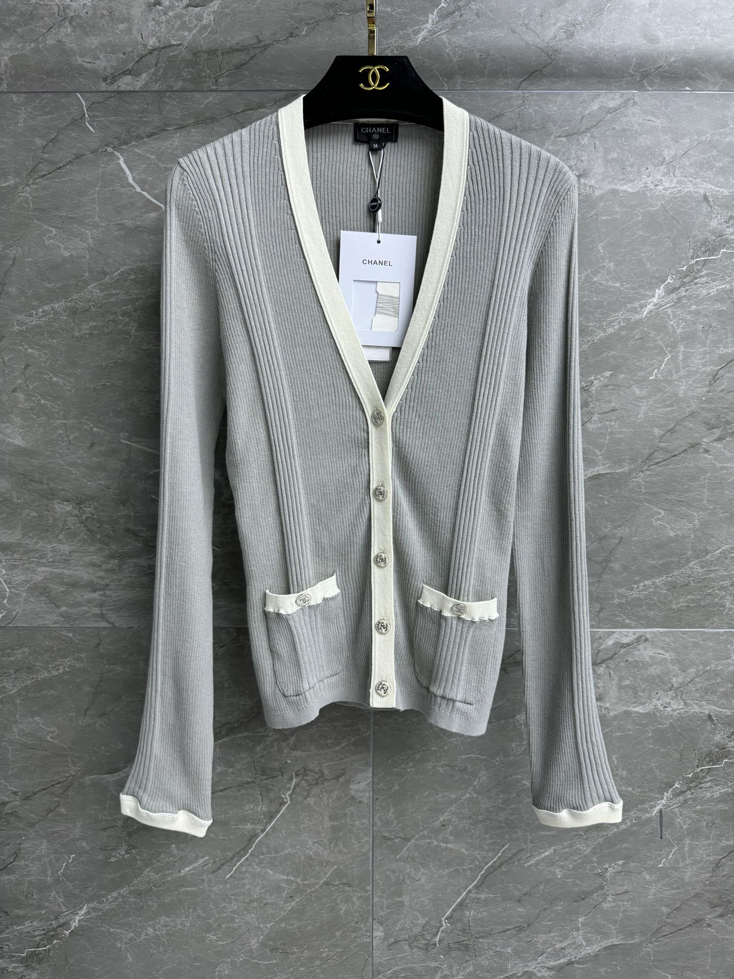 NO:420249,New summer models are shipped!  Xiangjia color-blocked knitted cardigan 2025 beach series V-neck single-breasted design Coco double C button embellishment Low-key luxury color matching high-end age-reducing custom knitted fabric soft and comfortable texture slim fit style upper body slim and temperament Full trademark size SML, chanel, loro piana, alexander wang19860909夏季新款出货啦！ 香家拼色针织开衫 2025沙滩系列 V领单排扣设计 Coco双C纽扣点缀 低调奢华 配色高级减龄 定制针织面料 质感柔软舒适 修身版型 上身显瘦又气质 商标齐全 尺码SML,,chanel,loro piana,alexander wang,Women's clothing