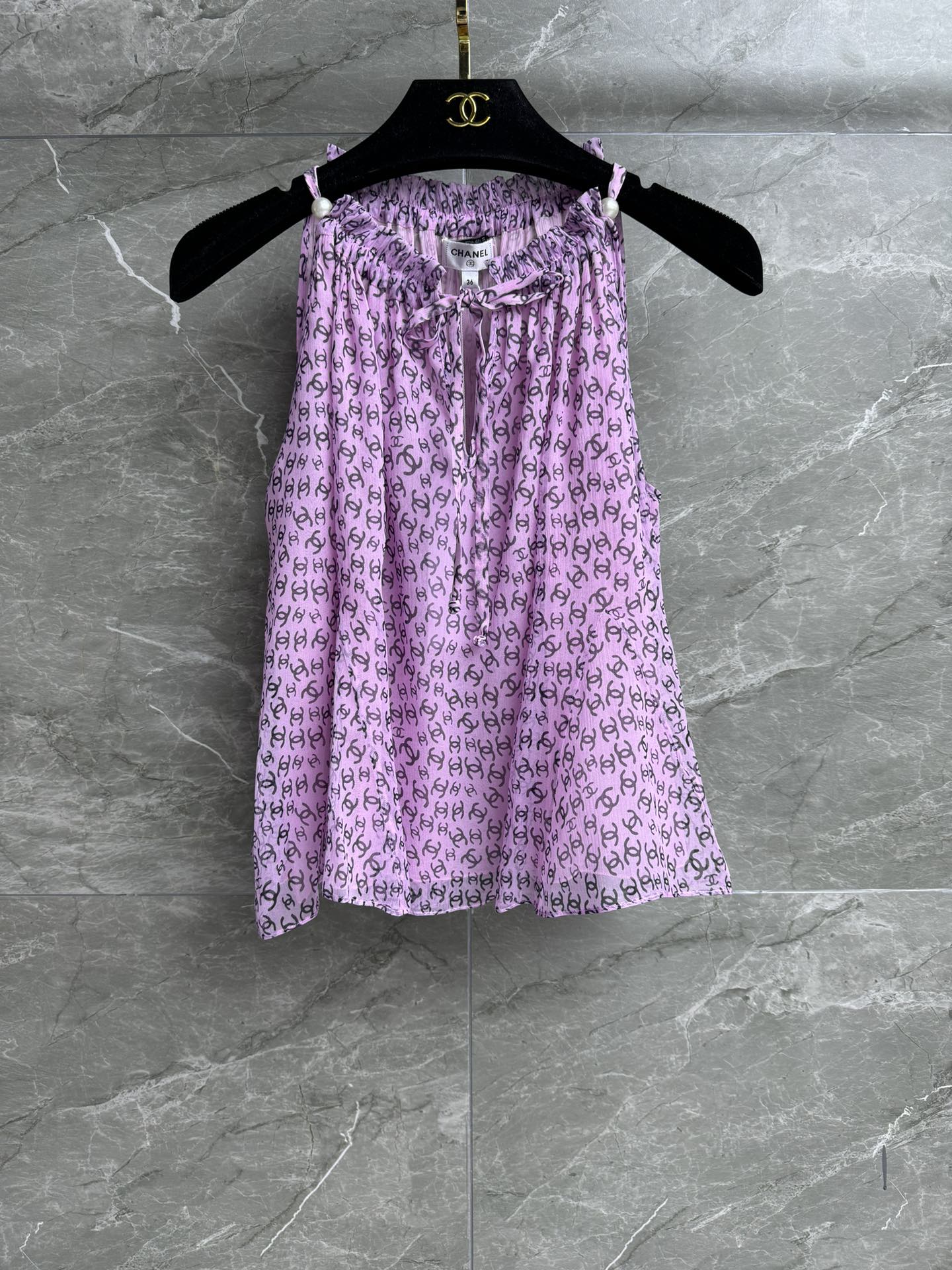 NO:420259,New summer models are available. Xiangjiaman logo silk suspender 2025 beach series. Pearl halter neck tie design. Full logo double C printed pattern. Exquisite and elegant. Double layer silk fabric. Light, comfortable and skin-friendly. Super texture. Loose style. Slim and temperament. Full trademark. Size SML, chanel, real silk, alexander wang.19860909夏季新款上新啦 香家满logo真丝吊带 2025沙滩系列 珍珠挂脖系带设计 满logo双C印花图案 精致优雅高级 双层真丝面料 轻薄舒适亲肤 超有质感 宽松版型 上身显瘦又气质 商标齐全 尺码SML,,chanel,real silk,alexander wang,Women's clothing