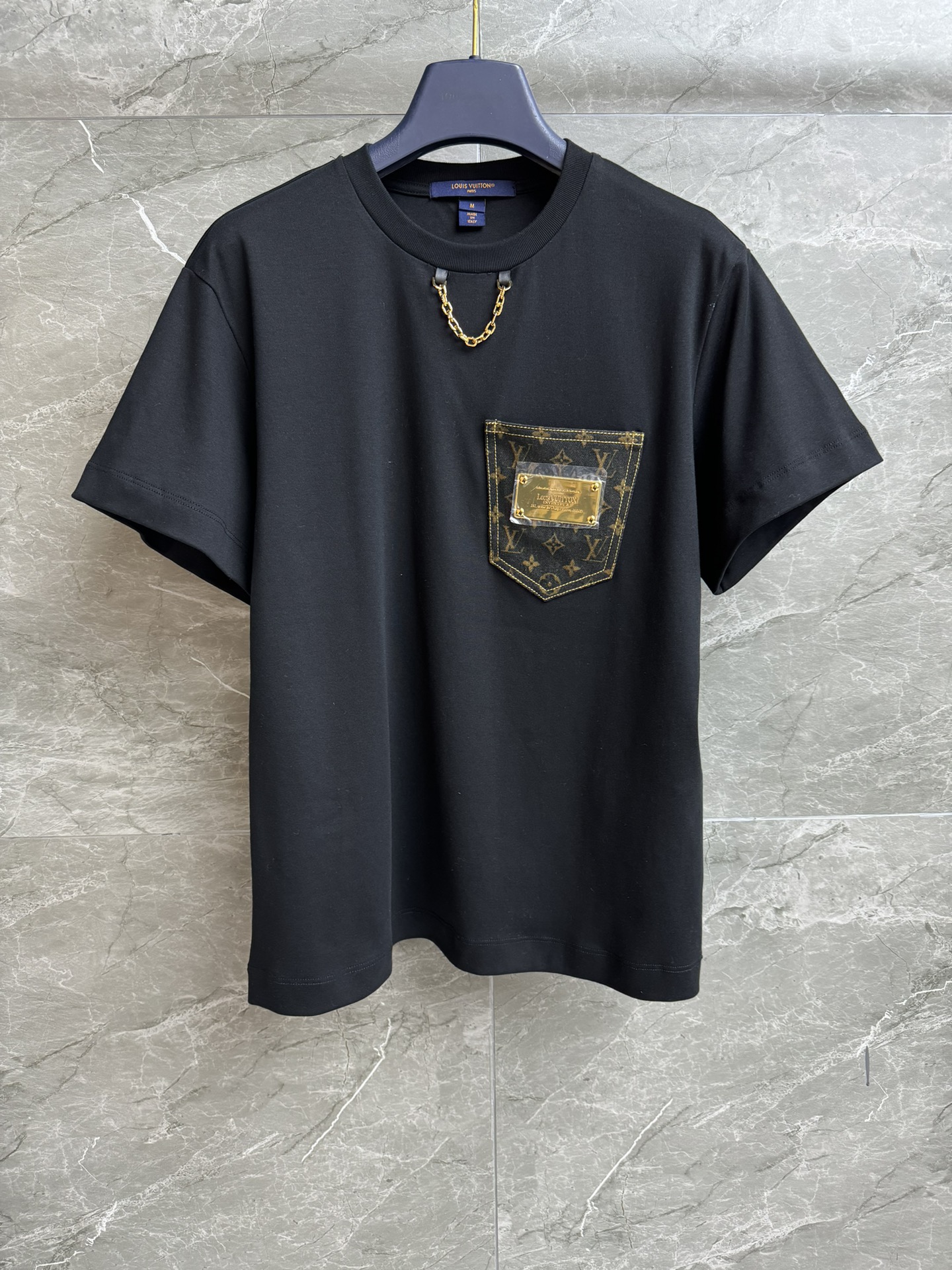 NO:422289,New summer models are available. L Home Metal Pocket T-shirt 2025 Summer Series. Round neckline design. Decorated with chain decoration. The chest edge pocket is decorated with metal logo plate. Full of high-end feeling. Imported pure cotton fabric. Comfortable and breathable. Normal style. The upper body looks slim and versatile. Full trademark. Size SML,,louis vuitton,tees, t-shirt,alexander wang.19860909夏季新款上新啦 L家金属口袋T恤 2025夏季系列 圆领领口设计 饰以链条装饰点缀 胸前贴边口袋饰有金属logo铭牌 满满高级感 进口纯棉面料 舒适透气 正常版型 上身显瘦又百搭 商标齐全 尺码SML,,louis vuitton,tees，t-shirt,alexander wang,Women's clothing