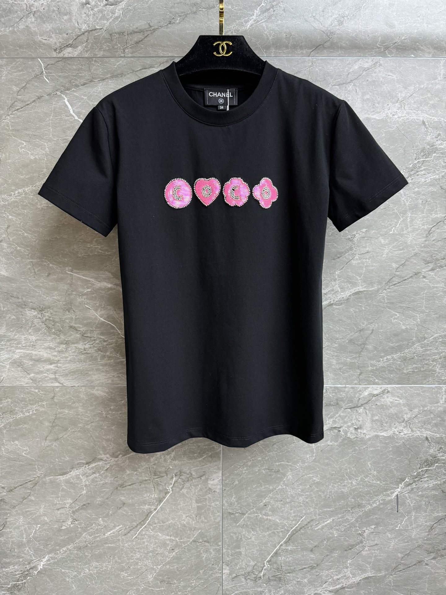 NO:422303,New summer models are available. Xiangjia Coco embroidered T-shirt 2025 summer series. Round neckline design. Coco beaded sequins embroidery. Exquisite and fashionable. Imported cotton fabric. Comfortable and skin-friendly. Normal style. Slim and temperament on the upper body. Full trademark. Size SML, chanel,tees, t-shirt,alexander wang.19860909夏季新款上新啦 香家Coco刺绣T恤 2025夏季系列 圆领领口设计 Coco钉珠亮片刺绣点缀 精致时髦减龄 进口纯棉面料 舒适亲肤 正常版型 上身显瘦又气质 商标齐全 尺码SML,,chanel,tees，t-shirt,alexander wang,Women's clothing