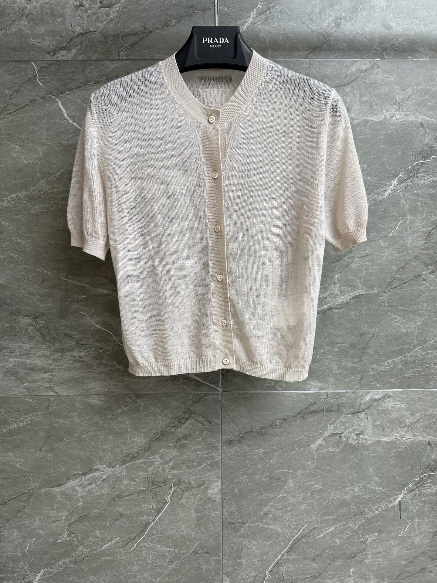 NO:422297,New summer style is available. P home thin cashmere cardigan. 2025 summer series. Round neck single-breasted design. Hollow woven texture. Rear triangle logo embellishment. Gentle and high-end color matching. Ultra-thin cashmere knitted fabric. Light and comfortable. Slim fit. Slim and elegant upper body. Full trademark. Size SML,,alexander wang.19860909夏季新款上新啦 P家薄款羊绒开衫 2025夏季系列 圆领单排扣设计 镂空编织纹理 后三角logo徽标点缀 配色温柔高级 超薄羊绒针织面料 轻薄舒适 修身版型 上身显瘦又气质 商标齐全 尺码SML,,alexander wang,Women's clothing