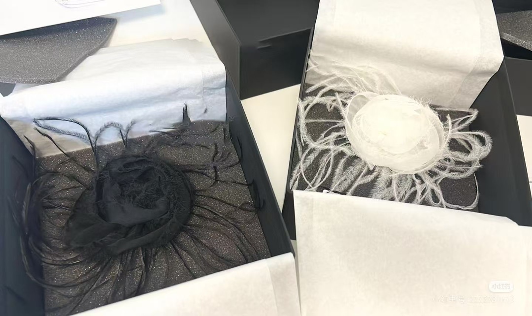 NO:422308,[Silk Camellia Feather Porkroser] 25SS fairy-like agile camellia is so beautiful [Feather] The feather uses ostrich feathers, and they are made of 15-18CM long silk [Material] Mulberry silk (12 omega heavy silk), [Hardware] Hardware is all exclusively customized [Color] Black White [Size] Diameter 26CM [Price], real silk, alexander wang19860909【真丝山茶花羽毛胸花】25SS仙气飘飘的灵动山茶花太美了【羽毛】羽毛采用的额是鸵鸟毛,选用的是15-18CM长度的毛丝【材质】桑蚕丝（12欧米重磅真丝）、【五金】五金全部都是独家定制的【颜色】黑色 白色【尺码】直径26CM【价格】,,real silk,alexander wang,Women's clothing