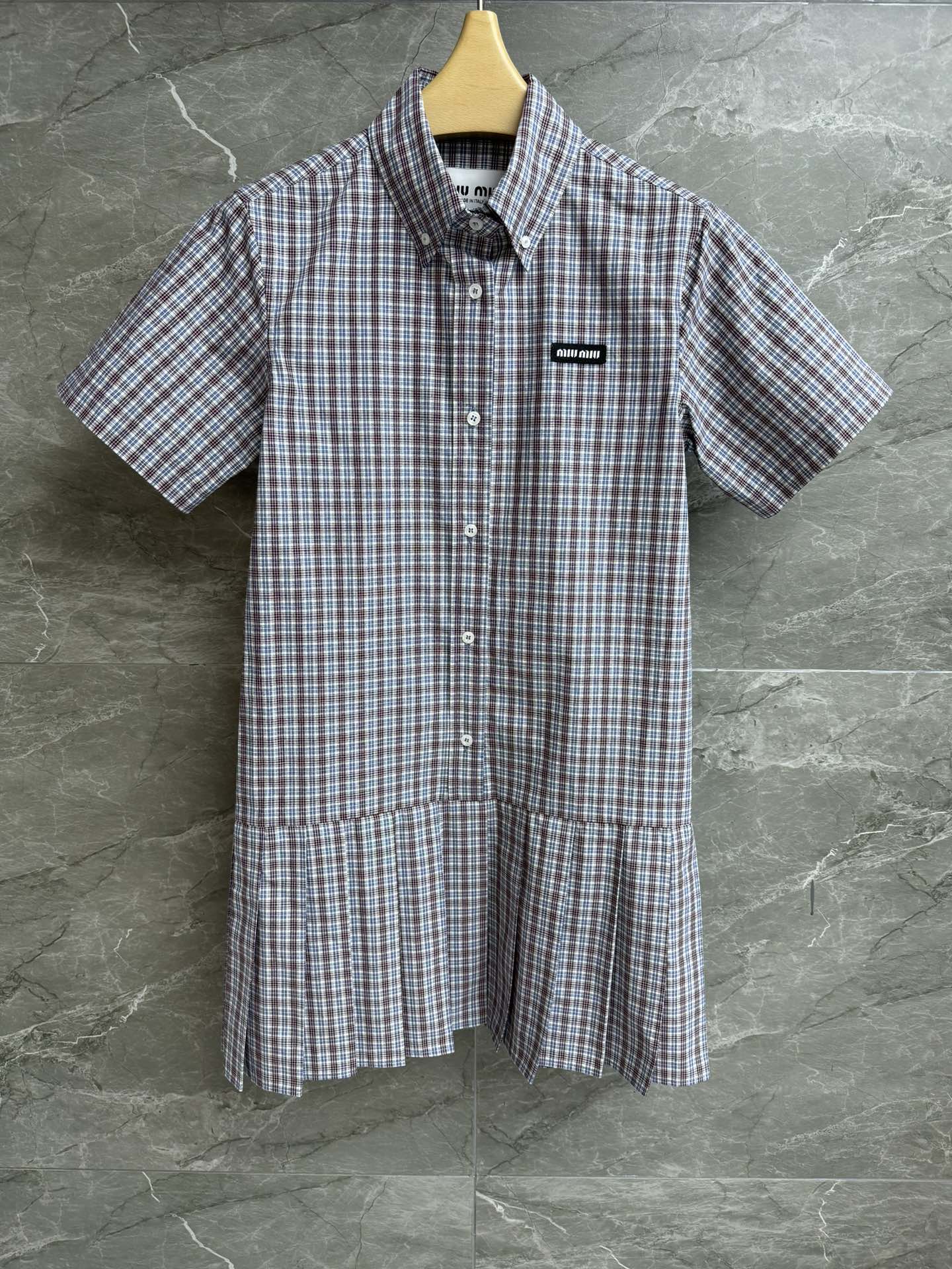 NO:422314,New spring and summer styles are available. Miu plaid dress. 2025 spring and summer series. Lapel neckline design. Letter logo embroidery embroidery. Gray purple plaid color. Retro college style. Customized cotton poplin fabric. Comfortable and breathable. Straight-tube style. Slim and temperament. Full trademark. Size SML,,miumiu, skirts, alexander wang.19860909春夏新款上新啦 Miu格子连衣裙 2025春夏系列 翻领领口设计 字母logo刺绣点缀 灰紫格纹配色 复古学院风 定制棉府绸面料 舒适透气 直筒版型 上身显瘦又气质 商标齐全 尺码SML,,miumiu,skirts,alexander wang,Women's clothing