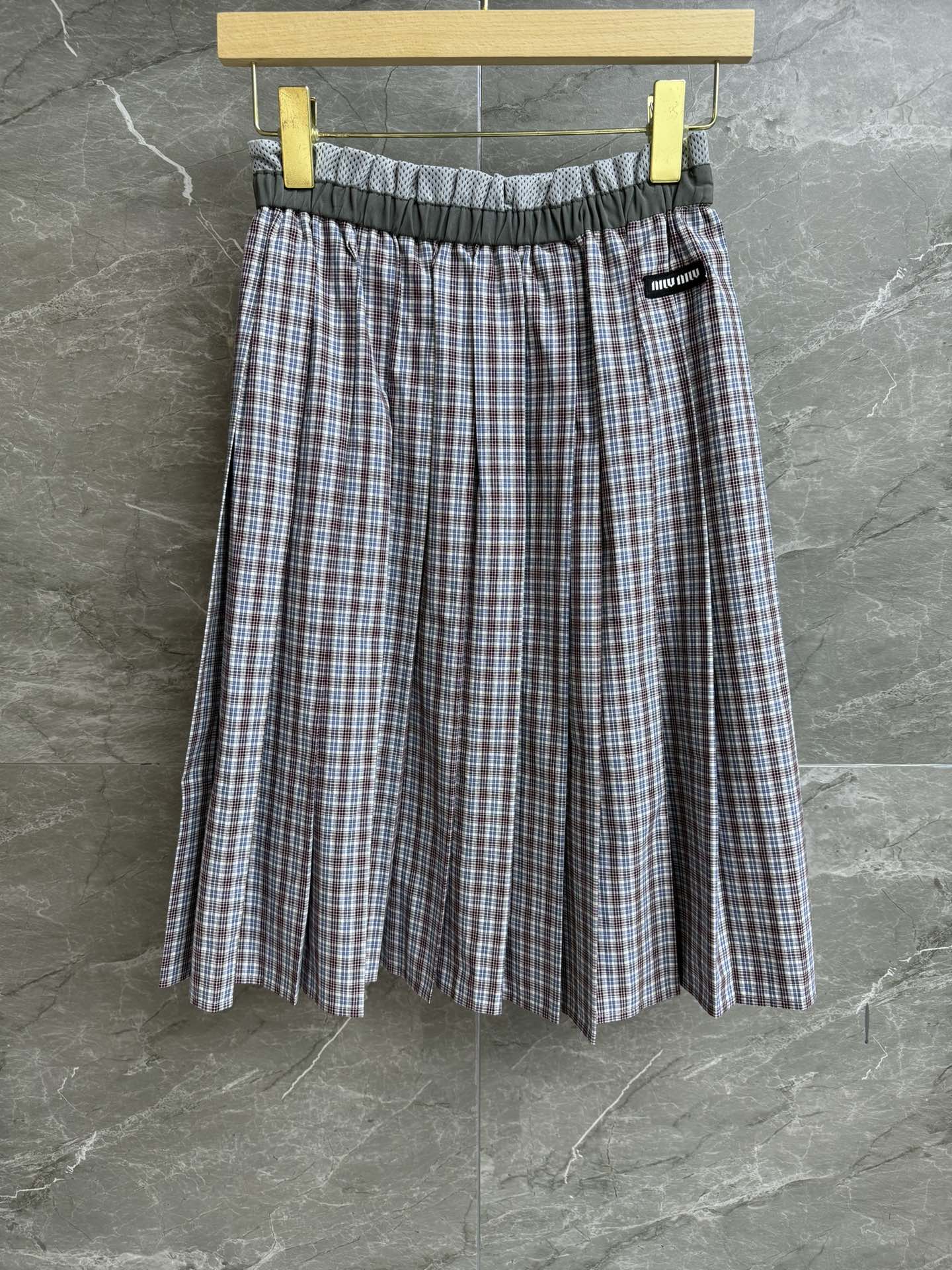NO:422354,New spring and summer models are available. Miu pleated plaid skirt. 2025 spring and summer series. Waist mesh splicing design. Letter logo embroidery embroidery. Gray purple plaid color matching. Age-reducing college style. Customized cotton poplin fabric. Comfortable and skin-friendly. Pleated skirt style. The upper body looks slim and versatile. Full trademark. Size SML,,miumiu, skirts, alexander wang.19860909春夏新款上新啦 Miu百褶格子半裙 2025春夏系列 腰头网纱拼接设计 字母logo刺绣点缀 灰紫格纹配色 减龄学院风 定制棉府绸面料 舒适亲肤 百褶半裙版型 上身显瘦又百搭 商标齐全 尺码SML,,miumiu,skirts,alexander wang,Women's clothing