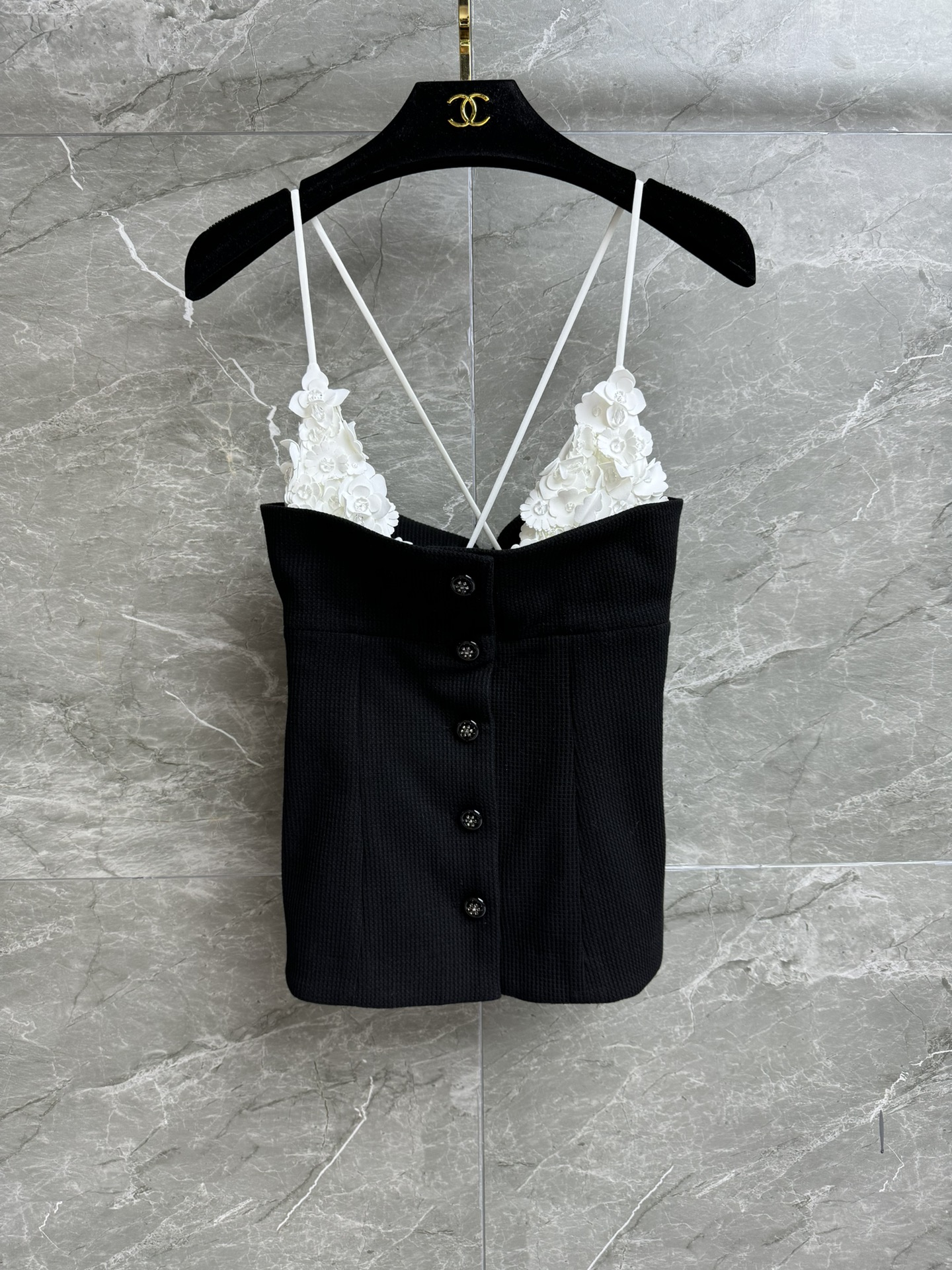 NO:423934,High-version shipped Xiangjia Flower suspender strap 2025 Spring and Summer Preview Series Black and White Splicing Design Three-dimensional Flower Bead Embroidery Embellishment Exquisite and elegant Waffle Cotton Fabric Thick Comfortable and Textured Slim fit style Slim and elegant upper body Full trademark Size SML, Chanel, Alexander wang19860909高版本出货啦 香家花朵吊带抹胸 2025春夏预告系列 黑白拼接设计 立体花朵钉珠刺绣点缀 精致优雅高级 华夫格棉面料 厚实舒适有质感 修身版型 上身显瘦又气质 商标齐全 尺码SML,,chanel,alexander wang,Women's clothing