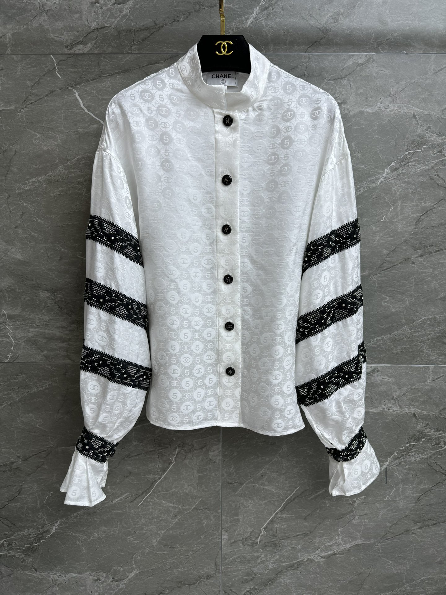 NO:423942,High-end version shipped Xiangjia beaded jacquard silk shirt 2025 early spring series stand-up collar single-breasted design Heavy industry beaded embroidery embroidery sleeves Dark pattern Logo jacquard pattern Elegant and atmospheric Heavy silk jacquard fabric Slim and delicate texture Loose style The upper body looks slim and temperament Easy to wear it out with a high-end feeling SML, Chanel, real silk, alexander wang19860909高版本出货啦 香家钉珠提花真丝衬衣 2025早春系列 立领单排扣设计 重工钉珠刺绣点缀袖子 暗纹logo提花图案 优雅大气 重磅真丝提花面料 柔滑细腻有质感 宽松版型 上身显瘦又气质 轻松穿出高级感 尺码SML,,chanel,real silk,alexander wang,Women's clothing