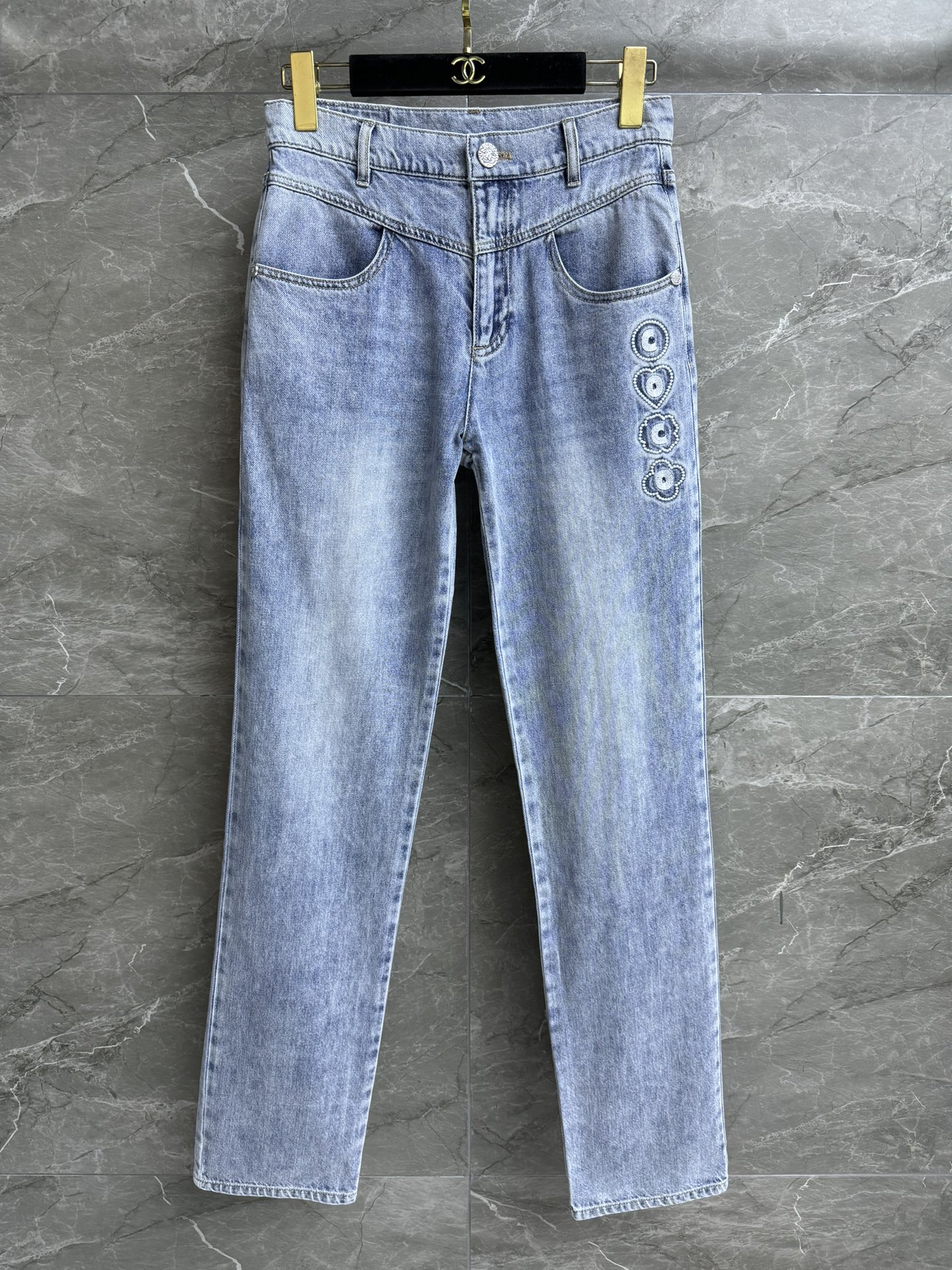 NO:423964,New summer style is available. Xiangjia embroidered straight jeans 2025 beach series coco embroidery pattern embellishment clean and refreshing lazy and high-end imported washing denim fabric soft and comfortable straight trousers style. The upper body looks slim and versatile. Full trademark size SML, chanel, jeans, alexander wang19860909夏季新款上新啦 香家刺绣直筒牛仔裤 2025沙滩系列 coco刺绣图案点缀 干净清爽 慵懒高级 进口水洗牛仔面料 柔软舒适 直筒裤版型 上身显瘦又百搭 商标齐全 尺码SML,,chanel,jeans,alexander wang,Women's clothing