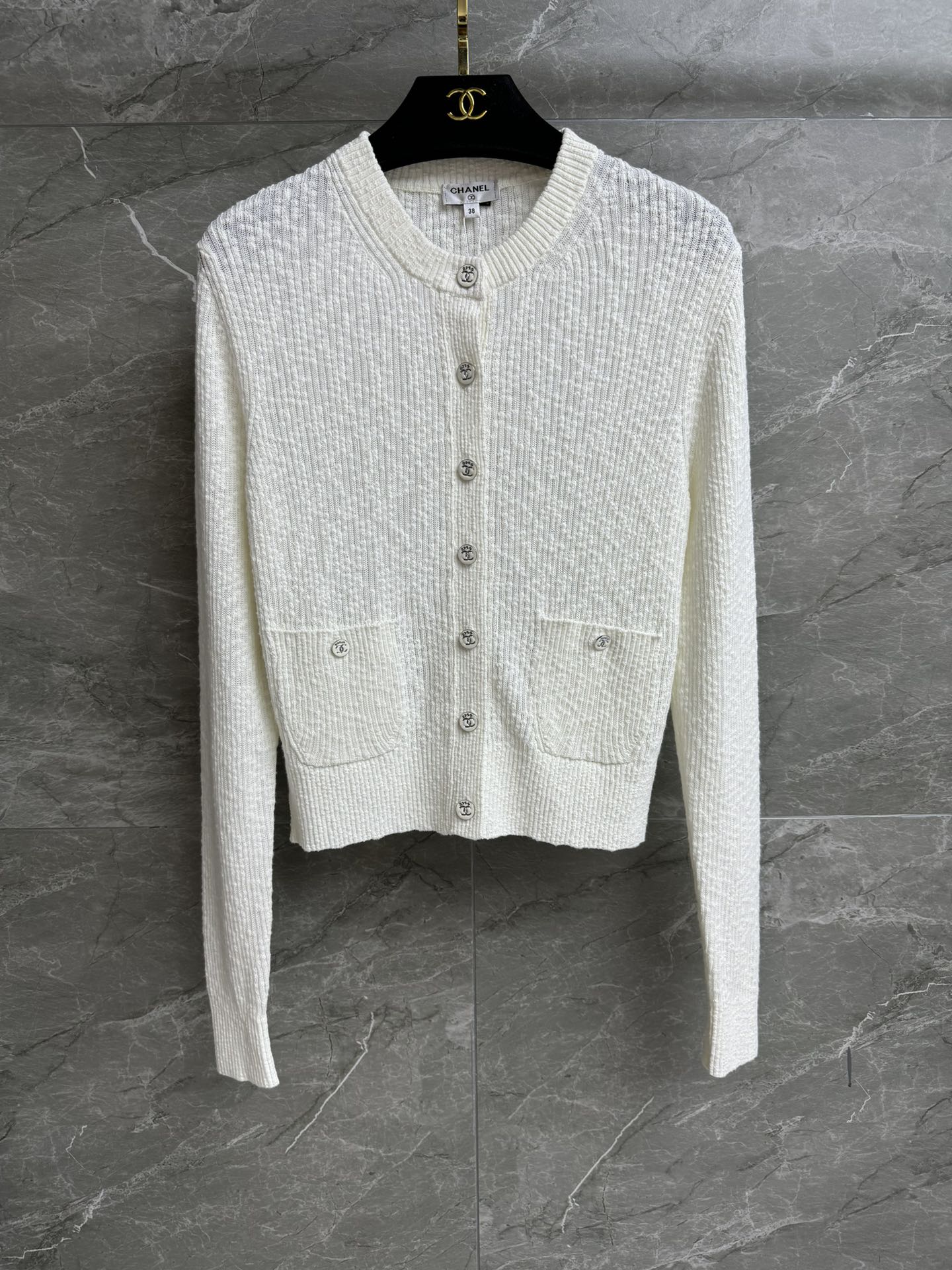 NO:421868,High-version shipped Xiangjia button knitted cardigan 2025 beach series round neck single-breasted design Coco double C button decoration embellishment clean and refreshing high-end customized yarn Comfortable and breathable Elastic slim fitted version, slim and elegant upper body, complete trademark, equipped with cloth bag Size sml, chanel, alexander wang19860909高版本出货啦 香家纽扣针织开衫 2025沙滩系列 圆领单排扣设计 Coco双C纽扣装饰点缀 干净清爽高级 定制对版纱线 舒适透气 弹力修身版型 上身显瘦又气质 商标齐全 配有布袋 尺码sml,,chanel,alexander wang,Women's clothing