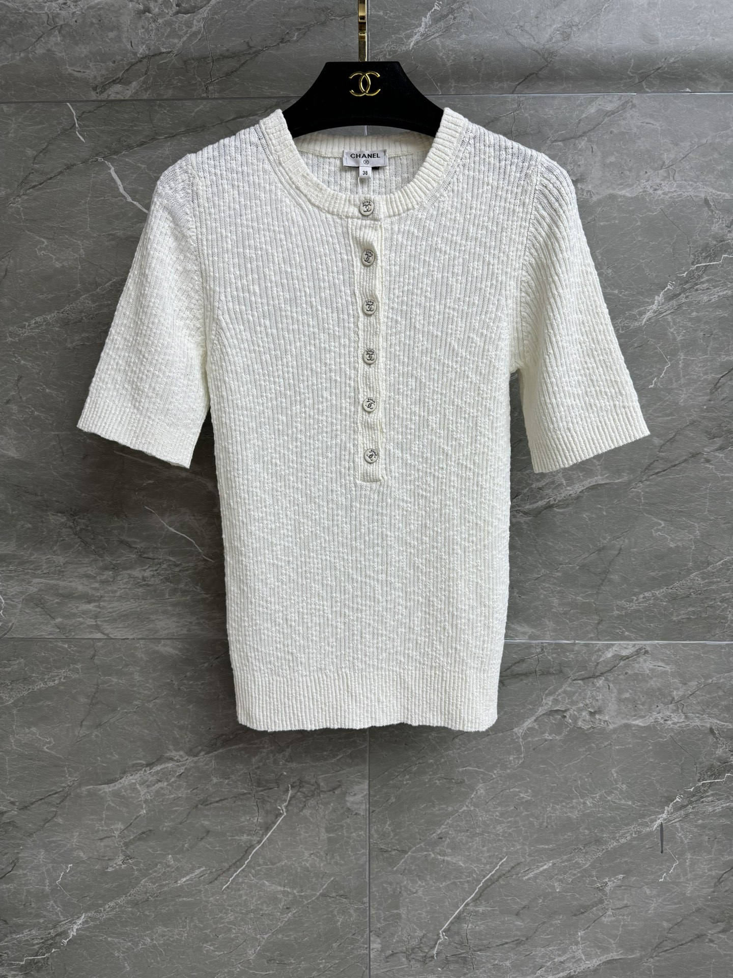 NO:609978,The high version has been shipped. Xiangjia button knitted short sleeves. 2025 beach series. Round ribbed neckline. Coco double C button decoration. Clean, refreshing and high-end. Custom-woven yarn. Comfortable and breathable. Stretch slim fit. The upper body looks slim and elegant. Complete trademarks. Comes with cloth bag. Sizes: sml, chanel, T-shirt, alexander wang.19860909高版本出货啦 香家纽扣针织短袖 2025沙滩系列 圆领罗纹领口 Coco双C纽扣装饰点缀 干净清爽高级 定织对版纱线 舒适透气 弹力修身版型 上身显瘦又气质 商标齐全 配有布袋 尺码sml,,chanel,T-shirt,alexander wang,Women's clothing