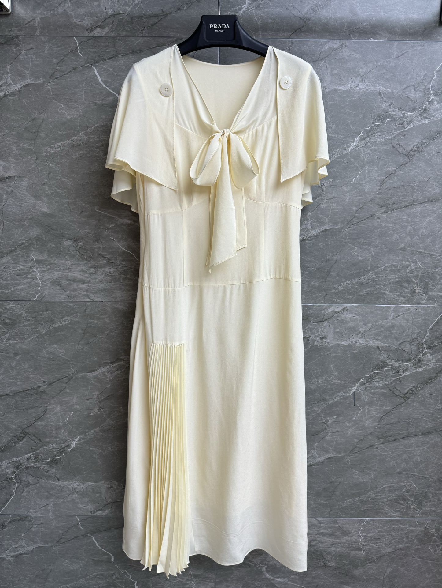 NO:425946,New spring and summer models are available. P home shawl dress. 2025 spring and summer series. Streamer tie neckline. Retro court style shawl design. Hem press pleated splicing. Simple and elegant. Custom silk fabric. Skin-friendly and comfortable. Waist-closing dress style. The upper body looks slim and temperament. Full trademark sizes. SML, skirts, real silk, shawls, alexander wang.19860909春夏新款上新啦 P家披肩连衣裙 2025春夏系列 飘带系带领口 复古宫廷风披肩设计 下摆压褶拼接 简约大气有设计感 定制真丝面料亲肤舒适 收腰连衣裙版型 上身显瘦又气质 商标齐全 尺码SML,,skirts,real silk,shawls,alexander wang,Women's clothing