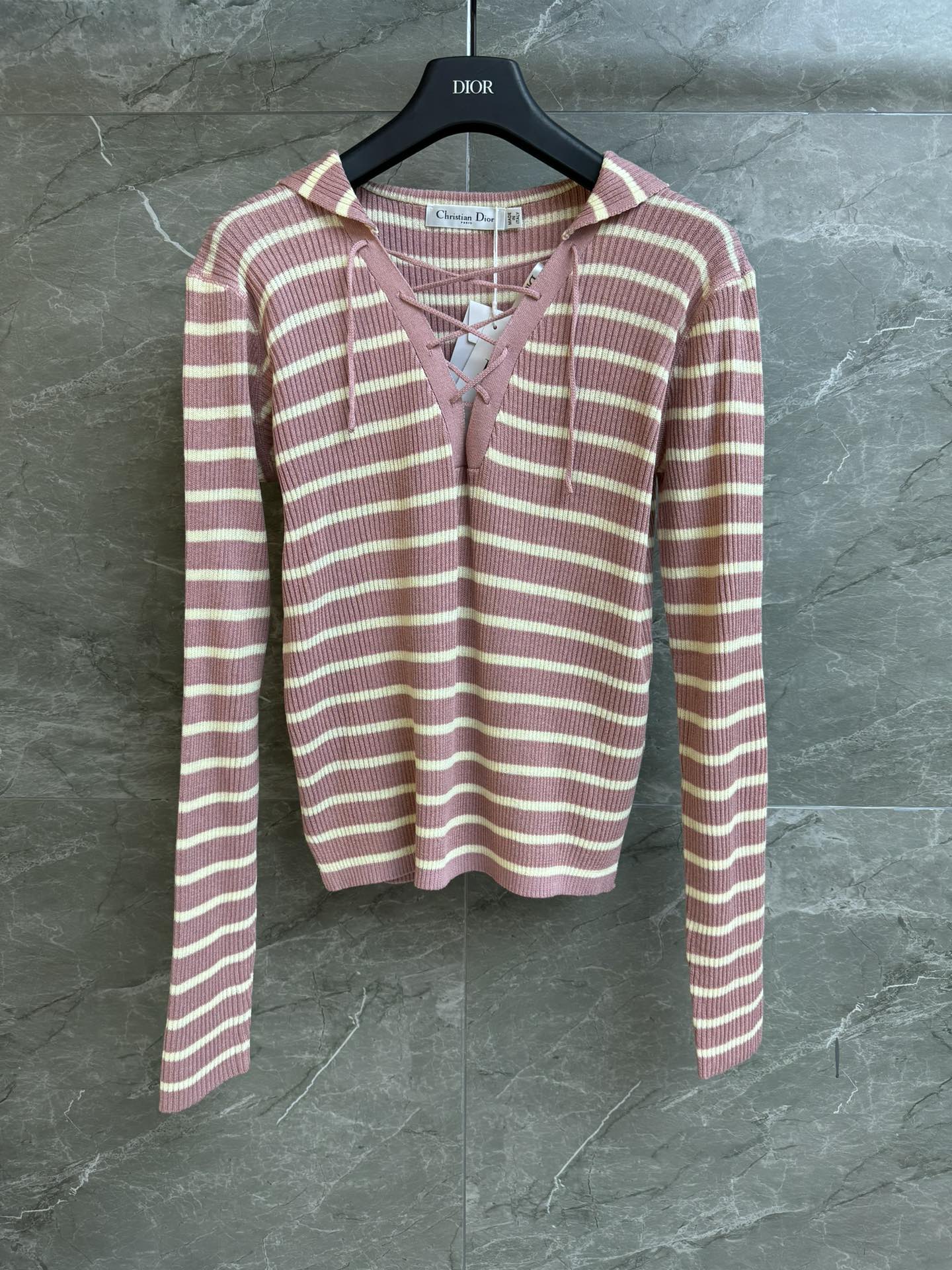 NO:424824,New early autumn style is available. D-home striped lace-up sweater. 2025 early autumn series. Necklace design. Navy style shawl collar. Classic letter jacquard embellishment. Striped color matching. Casual age-reducing. Custom knitted fabric. Comfortable and skin-friendly and breathable. Slim fit. Slim and elegant. Full trademark. Size SML,,loro piana,dior,shawls,alexander wang.19860909早秋新款上新啦 D家条纹系带针织衫 2025早秋系列 系带领口设计 海军风披肩领 经典字母提花点缀 条纹配色休闲减龄 定制针织面料 舒适亲肤透气 修身版型 上身显瘦又气质 商标齐全 尺码SML,,loro piana,dior,shawls,alexander wang,Women's clothing