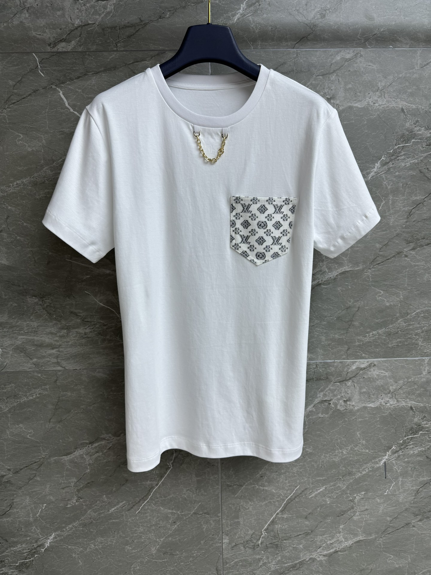 NO:426655,High-end version is shipped. L family old-fashioned pocket T-shirt. 2025 summer series. Round neckline design. Decorated with chain decoration. White old-fashioned pocket decoration. Simple and high-end imported cotton fabric. Comfortable and breathable. Normal style. Slim and versatile. Full trademark. Size SML,,louis vuitton,tees, t-shirt,alexander wang.19860909高版本出货啦 L家老花口袋T恤 2025夏季系列 圆领领口设计 饰以链条装饰点缀 白色老花口袋装饰 简约高级 进口纯棉面料 舒适透气 正常版型 上身显瘦又百搭 商标齐全 尺码SML,,louis vuitton,tees，t-shirt,alexander wang,Women's clothing