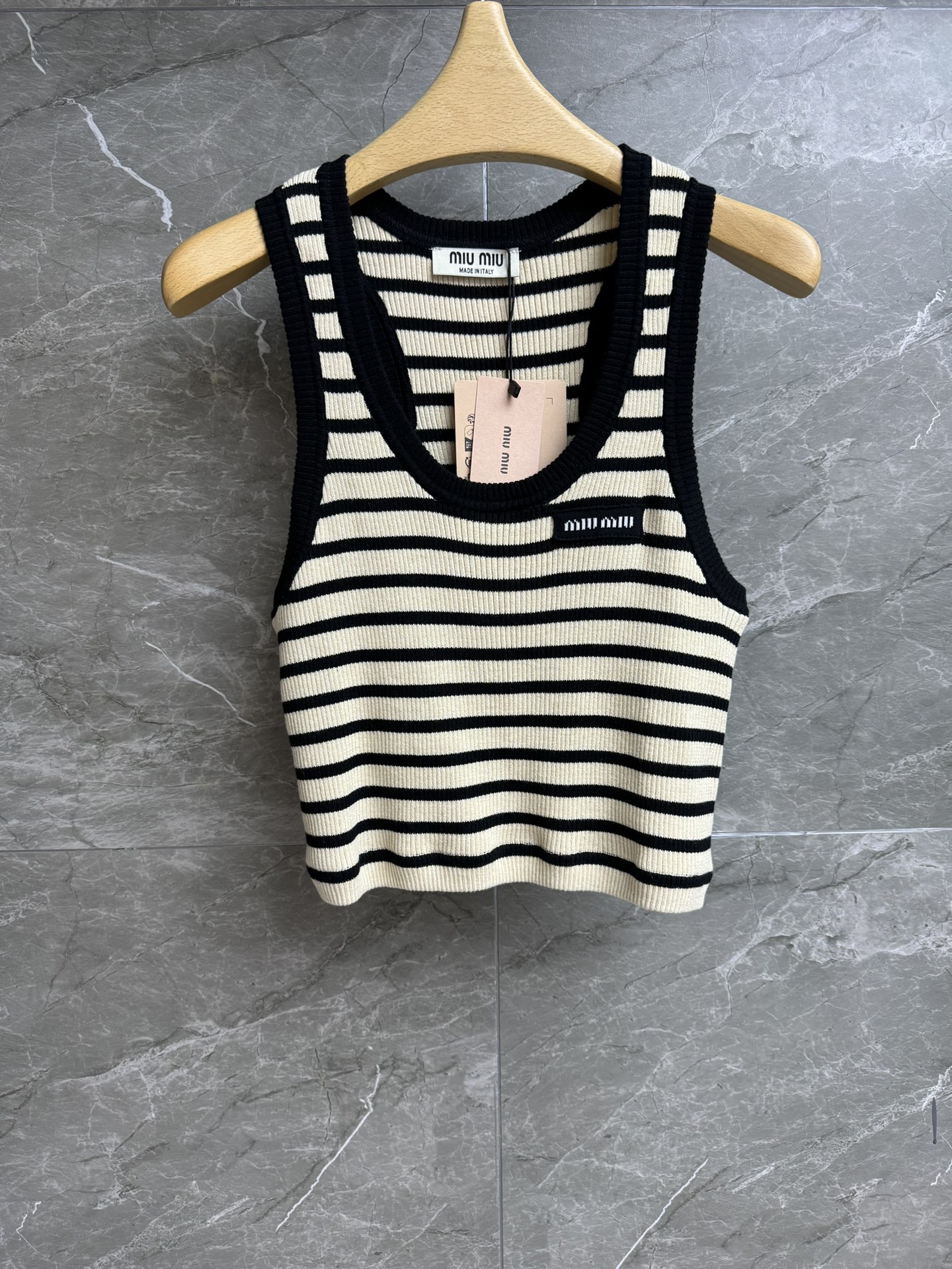 NO:418737,New summer models are available. Miu striped knitted vest. 2025 summer series. Versatile U-neck. Letter logo embellishment. Striped color combination. Simple and high-end. Cotton knitted fabric. Comfortable and skin-friendly. Short style. Slim and versatile. Full trademark. Size SML,,miumiu,alexander wang.19860909夏季新款上新啦 Miu条纹针织背心 2025夏季系列 百搭U字领口 字母logo徽标点缀 条纹拼色 简约又高级 棉质针织面料 舒适亲肤 短款版型 上身显瘦又百搭 商标齐全 尺码SML,,miumiu,alexander wang,Women's clothing