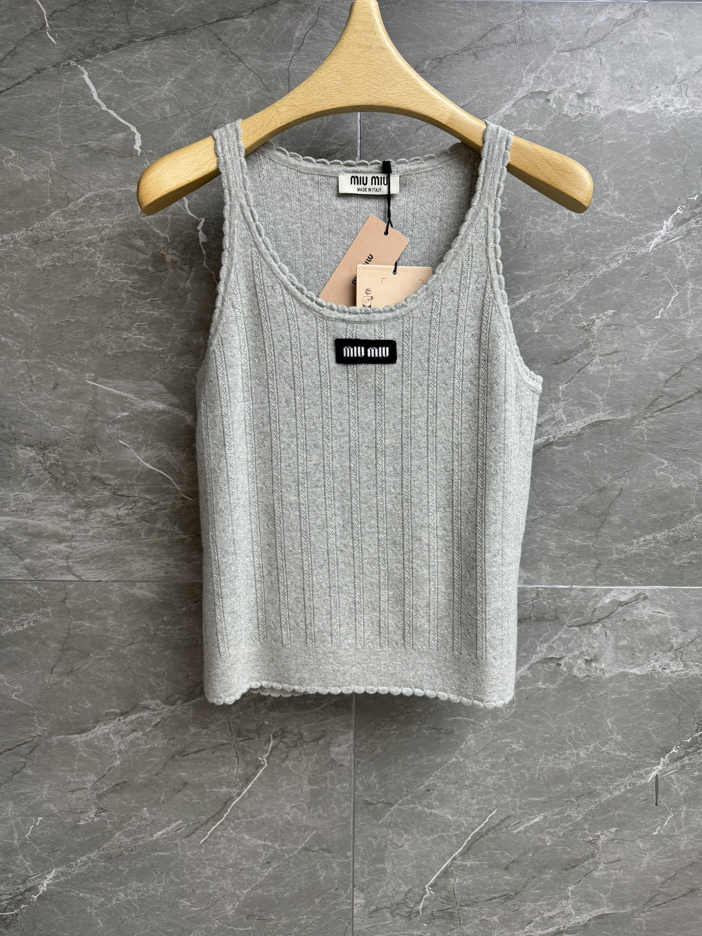 NO:418746,New summer models are available. Miu gray knitted vest. 2025 summer series. Round neck lace design. Letter logo embellishment. Sweet and high-end color. Cotton knitted fabric. Comfortable and skin-friendly. Slim fit. The upper body looks slim and versatile. Full trademark. Size SMl,,miumiu,alexander wang.19860909夏季新款上新啦 Miu灰色针织背心 2025夏季系列 圆领花边设计 字母logo徽标点缀 配色甜美高级 棉质针织面料 舒适亲肤 修身版型 上身显瘦又百搭 商标齐全 尺码SMl,,miumiu,alexander wang,Women's clothing