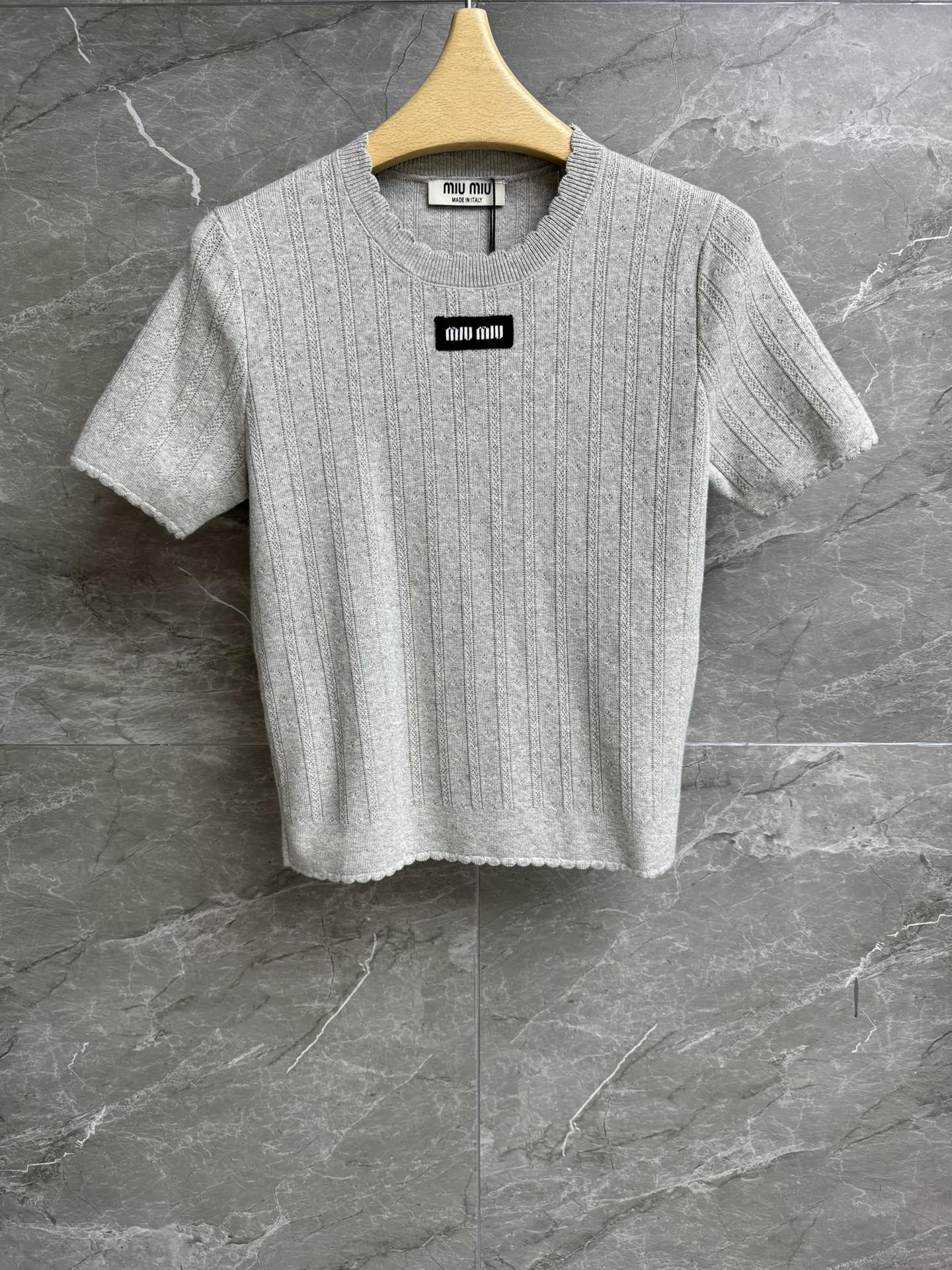 NO:418756,New summer models are available. Miu gray knitted short sleeves. 2025 summer series. Round neck lace design. Letter logo embellishment. Sweet and high-end color. Cotton knitted fabric. Comfortable and skin-friendly. Slim fit. The upper body looks slim and temperament. Full trademark. Size SML,,miumiu, T-shirt,alexander wang.19860909夏季新款上新啦 Miu灰色针织短袖 2025夏季系列 圆领花边设计 字母logo徽标点缀 配色甜美高级 棉质针织面料 舒适亲肤 修身版型 上身显瘦又气质 商标齐全 尺码SML,,miumiu,T-shirt,alexander wang,Women's clothing