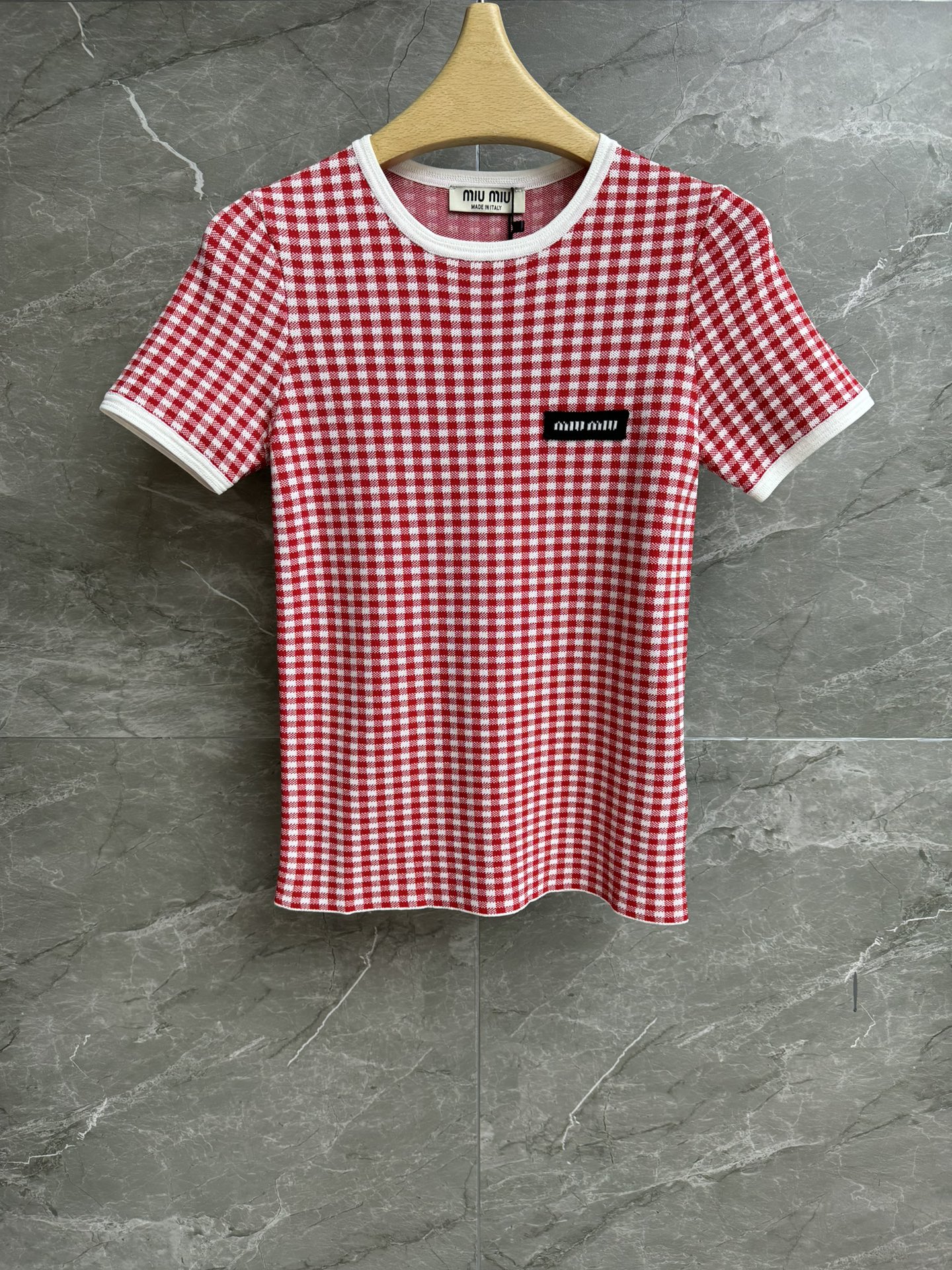 NO:418771,New summer models are available. Miu red plaid short sleeves. 2025 summer series. Round neck contrasting design. Alphabet patch embroidery embroidery. Red plaid color matching. Age-reducing fashionable and fashionable. Cotton knitted fabric. Comfortable and skin-friendly. Elastic slim fit. Upper body looks slim and temperament. Full trademark size SML,,miumiu, T-shirt,alexander wang.19860909夏季新款上新啦 Miu红色格子短袖 2025夏季系列 圆领撞色设计 字母贴布刺绣点缀 红色格子配色 减龄时髦洋气 棉质针织面料 舒适亲肤 弹力修身版型 上身显瘦又气质 商标齐全 尺码SML,,miumiu,T-shirt,alexander wang,Women's clothing