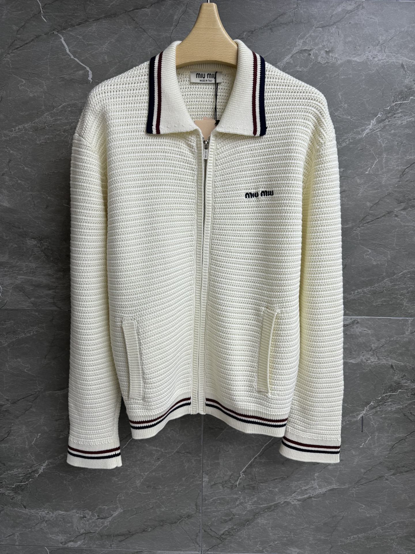 NO:427237,New summer models are available. Miu cotton knitted cardigan. Spring and summer 2025 series. Lapel zipper design. Chest logo letter embroidery embroidery. Three-dimensional crochet texture. Age-reducing fashionable and fashionable. Cotton knitted fabric. Soft and comfortable. Loose style. Slim and versatile. Full trademark. Size SML,,miumiu,alexander wang.19860909夏季新款上新啦 Miu棉质针织开衫 2025春夏系列 翻领拉链设计 胸前logo字母刺绣点缀 立体钩针编织纹理 减龄时髦洋气 棉质针织面料 柔软舒适 宽松版型 上身显瘦又百搭 商标齐全 尺码SML,,miumiu,alexander wang,Women's clothing