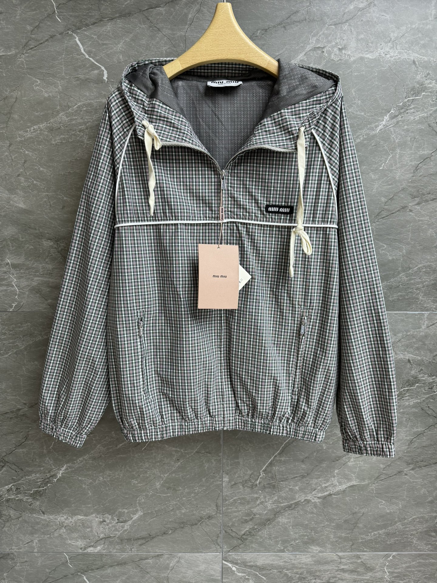 NO:418806,New summer style is available. Miu checked hooded jacket. Spring and summer 2025 series. Hooded zipper design. Three-dimensional logo embellishment. Retro checker color scheme. Casual and fashionable. Customized technology fabric. Loose style. Slim and versatile. Full trademark. Size SML,,miumiu, jackets & coats,hats,alexander wang.19860909夏季新款上新啦 Miu格纹连帽外套 2025春夏系列 连帽拉链设计 立体logo徽标点缀 复古格纹配色 休闲时髦 定制科技面料 宽松版型 上身显瘦又百搭 商标齐全 尺码SML,,miumiu,jackets & coats,hats,alexander wang,Women's clothing