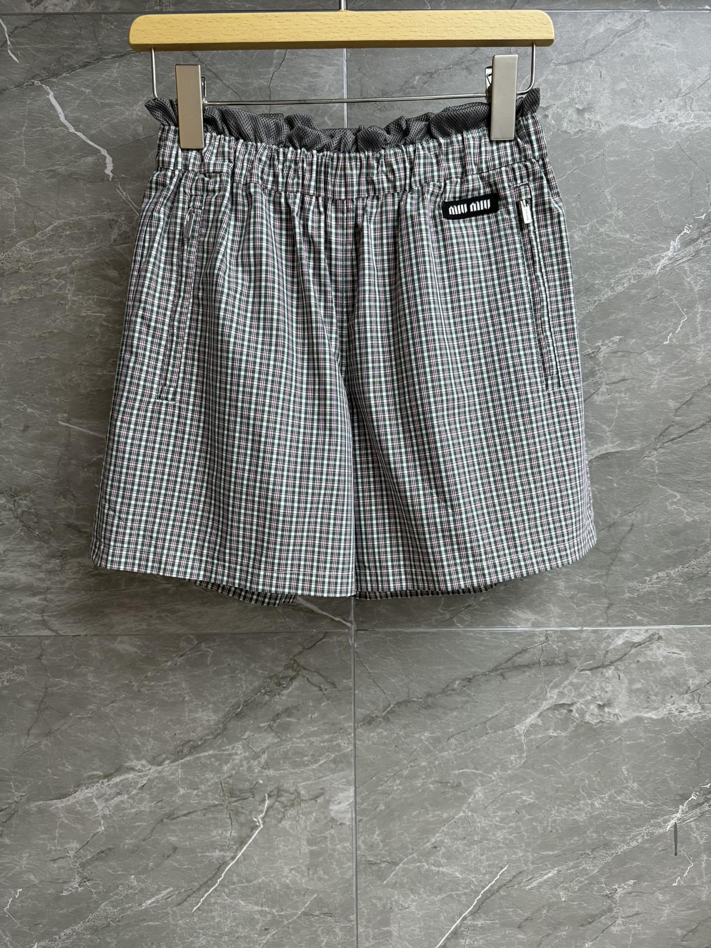 NO:418825,New spring and summer models are available. Miu check shorts. 2025 spring and summer series. Waist mesh splicing design. Letter logo embroidery embroidery. Plaid color matching. Age-reducing fashionable casual and sporty style. Customized technology fabric. Comfortable and skin-friendly. Straight shorts. Slim and versatile. Full trademark. Size SML,,miumiu, shorts, alexander wang.19860909春夏新款上新啦 Miu格纹短裤 2025春夏系列 腰头网纱拼接设计 字母logo刺绣点缀 格纹配色减龄时髦 休闲运动风 定制科技面料 舒适亲肤 直筒短裤版型 上身显瘦又百搭 商标齐全 尺码SML,,miumiu,shorts,alexander wang,Women's clothing