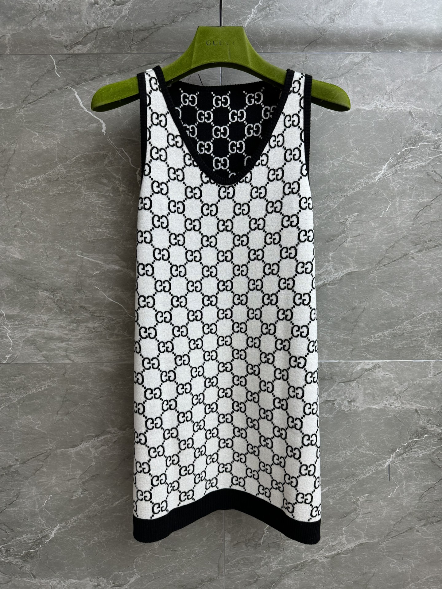 NO:420429,New spring and summer models are shipped. GHD double-sided vest skirt. 2025 spring and summer series. Temperament V-neck neckline. Black and white double-sided GG jacquard pattern. Full of high-end feeling. Wool-blend knitted fabric. Comfortable and textured. Loose style. Slim and temperament. Full trademark. Size SML,, skirts, alexander wang.19860909春夏新款出货啦 Ｇ家双面穿背心裙 2025春夏系列 气质V领领口 黑白双面GG提花图案 满满高级感 羊毛混纺针织面料 舒适有质感 宽松版型 上身显瘦又气质 商标齐全 尺码SML,,skirts,alexander wang,Women's clothing