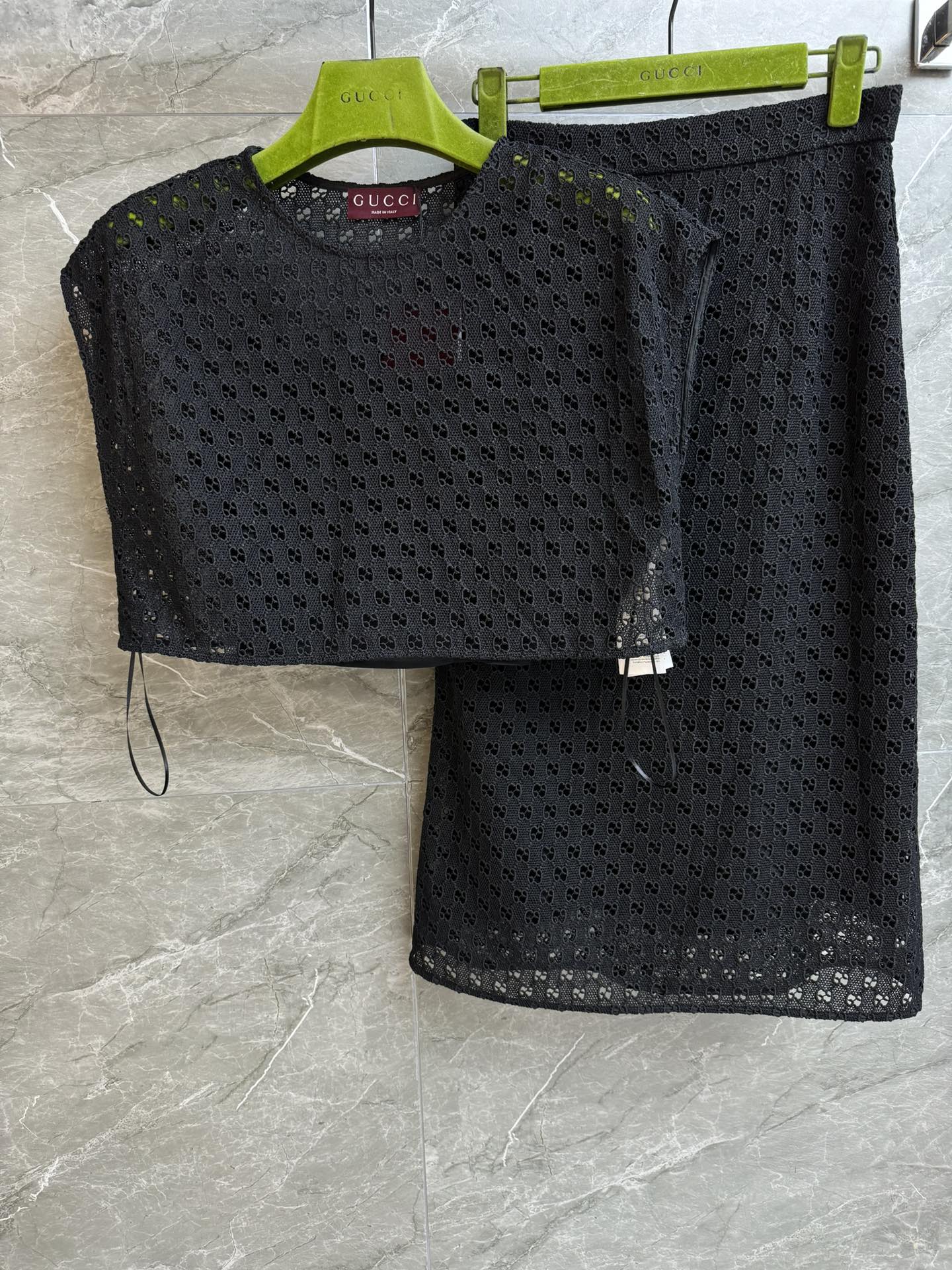 NO:420482,New summer models are available. G home hollow lace suit. 2025 summer series. Short tops with skirt. Elegant and intellectual temperament. Hollow double G embroidery texture. Looming sexy. Customized hollow lace fabric. Silk lining. Comfortable skin-friendly. Slim and temperament. Full trademark. Size SML, gucci, skirts, real silk, alexander wang.19860909夏季新款上新啦 G家镂空蕾丝套装 2025夏季系列 短款上衣搭配半身裙 优雅知性气质 镂空双G刺绣纹理 若隐若现的性感 定制镂空蕾丝面料 真丝里衬 舒适亲肤 上身显瘦又气质 商标齐全 尺码SML,,gucci,skirts,real silk,alexander wang,Women's clothing