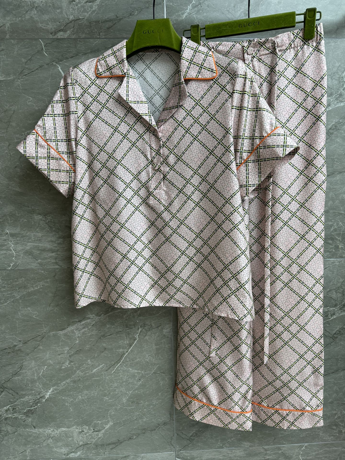 NO:433234,New summer models are shipped. G home checked silk set. 2025 summer series. The overall use of horse-bit checked print pattern. Pink color matching. Age-reducing fashionable and high-end custom twill silk fabric. Comfortable and skin-friendly. Super texture. Loose style is not picky for people to wear. A set of exquisite and lazy upper body. Full trademark. Size SML,,gucci, real silk,alexander wang.19860909夏季新款出货啦 G家格纹真丝套装 2025夏季系列 整体采用马衔扣格纹印花图案 粉色系配色 减龄时髦高级 定制斜纹绸真丝面料 舒适亲肤 超有质感 宽松版型不挑人穿 一套上身精致慵懒 商标齐全 尺码SML,,gucci,real silk,alexander wang,Women's clothing