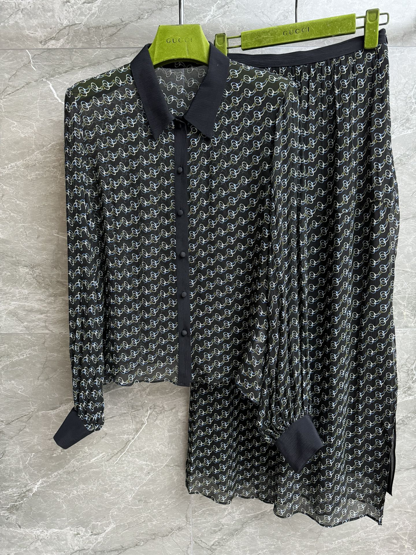 NO:420394,New summer models are available!  G Home Chain Silk Set 2025 Spring and Summer Series Puff Sleeve Shirt with A-line Long Skirt Elegant Temperament Using Double G Horse Bed Printing Pattern Retro High-end Customized Silk Crepe Fabric Lightweight Comfortable and breathable Full Trademark Size SML, Gucci, Skirts, Real Silk, Alexander Wang19860909夏季新款上新啦！ G家链条真丝套装 2025春夏系列 泡泡袖衬衣搭配A字长裙 优雅气质 采用双G马衔扣印花图案 复古高级 定制真丝绉绸面料 轻薄舒适透气 商标齐全 尺码SML,,gucci,skirts,real silk,alexander wang,Women's clothing