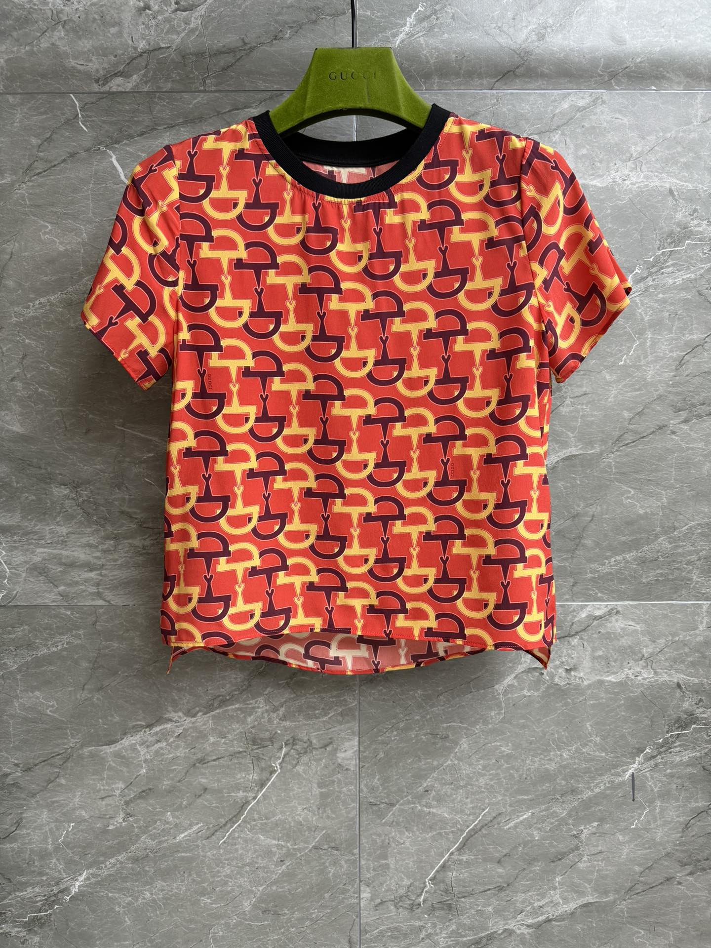 NO:420414,New summer models are available!  G Home Horse Bed Printed Shirt 2025 Spring and Summer Series Round Neck Color Block Design Color Horse Bed Printing Pattern Retro Fashionable and High-end Customized Silk Fabric Comfortable and Breathable Loose Style Top Body Slim and versatile Full Trademark Size SML, Gucci, Real Silk, Alexander Wang19860909夏季新款上新啦！ G家马衔扣印花衬衣 2025春夏系列 圆领拼色设计 彩色马衔扣印花图案 复古时髦高级 定制真丝面料 舒适透气 宽松版型 上身显瘦又百搭 商标齐全 尺码SML,,gucci,real silk,alexander wang,Women's clothing