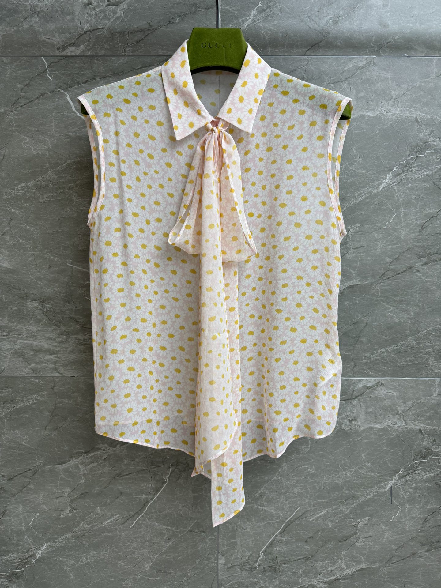 NO:420423,New summer models are available!  G Home Flower Silk Shirt 2025 Spring and Summer Series Temperament Lapel Collar Bow Ribbon Design Small Daisy Flower Printing Pattern Fresh and Age-reducing High-end Customized Silk Fabric Light and Comfort Loose Style Top Body Slim and Temperament Full Trademark Size SML, Gucci, Shirts, Real Silk, Alexander Wang19860909夏季新款上新啦！ G家花朵真丝衬衫 2025春夏系列 气质翻领领口 蝴蝶结飘带设计 小雏菊花朵印花图案 清新减龄高级 定制真丝面料 轻薄舒适 宽松版型 上身显瘦又气质 商标齐全 尺码SML,,gucci,shirts,real silk,alexander wang,Women's clothing