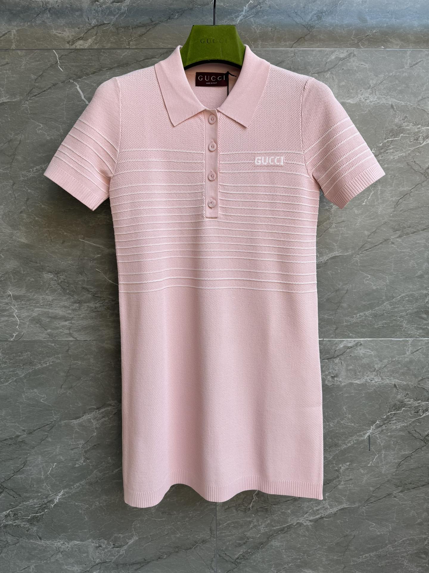 NO:420430,New summer models are shipped. G home pink knitted dress. 2025 summer series. Classic Polo collar design. Letter logo embellishment. Pink whitening and age-reducing. Custom knitted fabric. Comfortable and skin-friendly. Slim fit. Upper body looks slim and temperament. Full trademark. Size SML, gucci, skirts, alexander wang.19860909夏季新款出货啦 G家粉色针织连衣裙 2025夏季系列 经典Polo领设计 字母logo徽标点缀 粉色显白又减龄 定制针织面料 舒适亲肤 修身版型 上身显瘦又气质 商标齐全 尺码SML,,gucci,skirts,alexander wang,Women's clothing