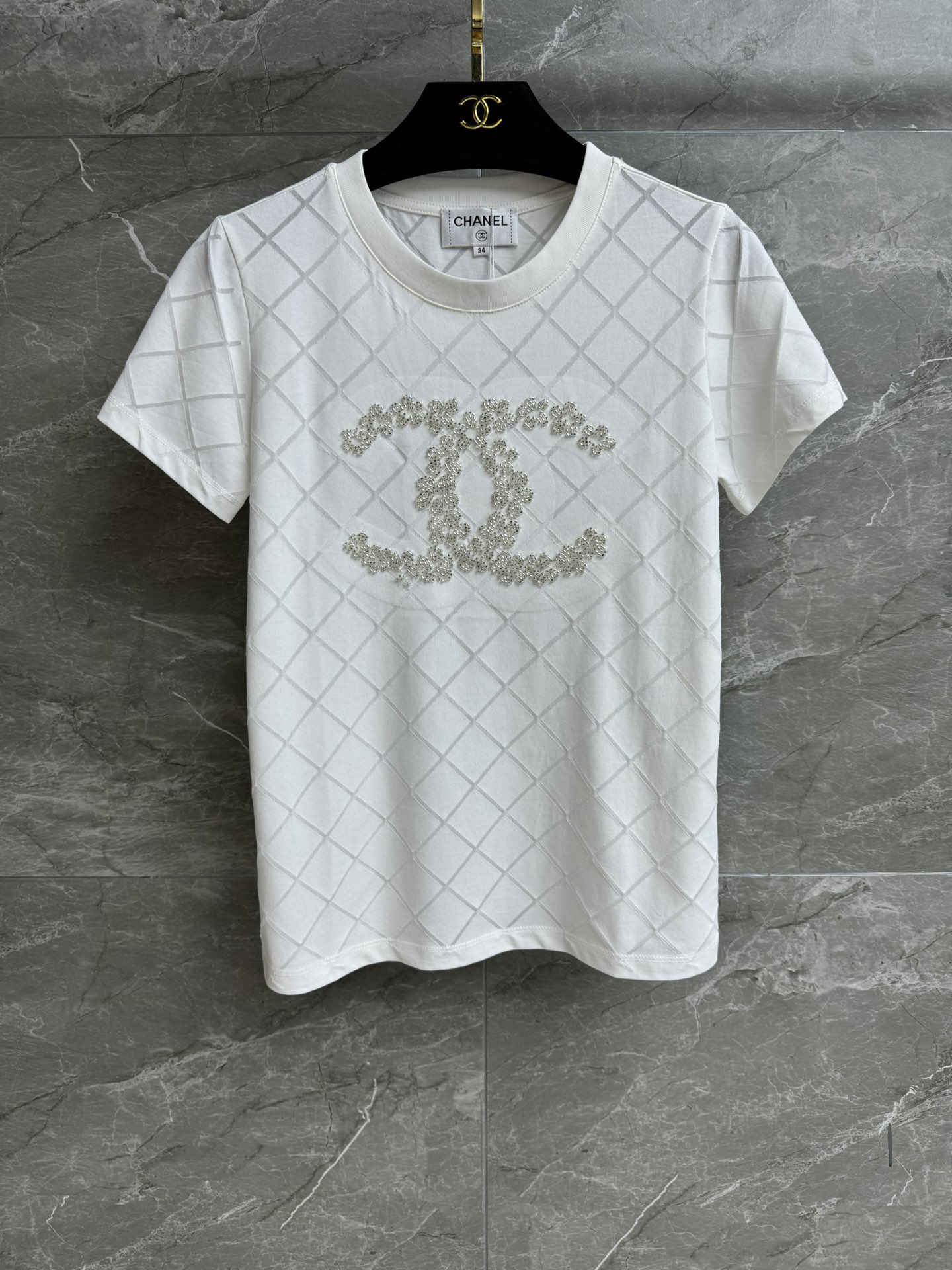 NO:420484,New summer models are available. Xiangjia double C beaded T-shirt. New summer products for 2025. Round neckline design. Heavy industry beaded double C pattern. Exquisite and fashionable. Imported pure cotton fabric. Comfortable and skin-friendly and breathable. Normal style. Slim and versatile. Full trademark. Size SML, chanel,tees, t-shirt,alexander wang.19860909夏季新款上新啦 香家双C钉珠T恤 2025夏季新品 圆领领口设计 重工钉珠双C图案 精致时髦高级 进口纯棉面料 舒适亲肤透气 正常版型 上身显瘦又百搭 商标齐全 尺码SML,,chanel,tees，t-shirt,alexander wang,Women's clothing