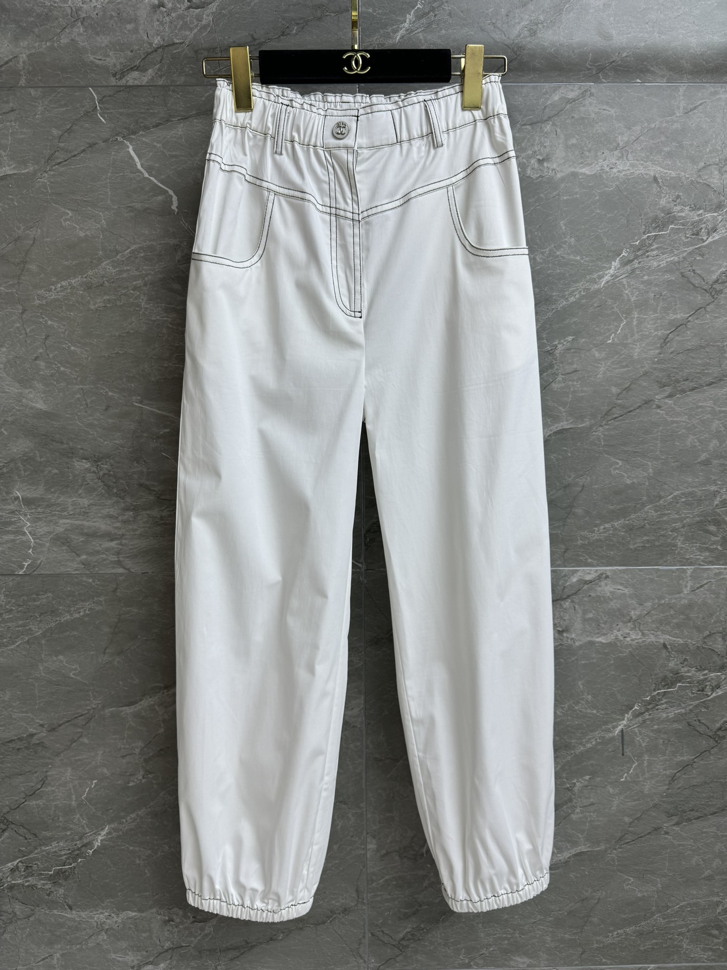 NO:420495,New summer style is available. Xiangjia white trousers 2025 beach series, elastic elastic waist, double C embroidery embellishment in the back pocket, simple and fashionable and high-end custom silk taffeta fabric, soft and comfortable trousers style, lazy and casual, not picky legs, full trademark size SML, chanel, alexander wang19860909夏季新款上新啦 香家白色束脚长裤 2025沙滩系列 松紧弹力腰头 后口袋双C刺绣点缀 简约时髦高级 定制丝质塔夫绸面料 柔软舒适 束脚运动裤版型 慵懒随性不挑腿型 商标齐全 尺码SML,,chanel,alexander wang,Women's clothing