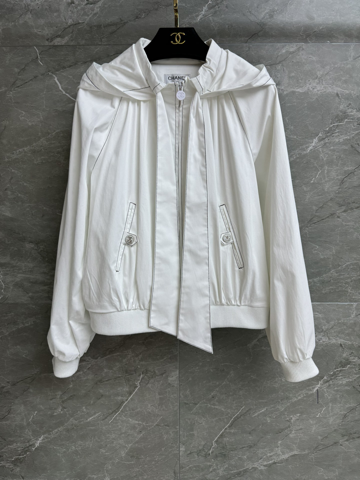 NO:420506,New summer models are shipped. Xiangjia hooded tunic jacket 2025 beach series. Hooded zipper design. Bow tie neckline. Fashionable and age-reducing. Customized silk taffeta fabric. Light and comfortable. Loose style. The upper body is casual and versatile. Full trademark. Size SML, chanel, jackets & coats,hats,alexander wang.19860909夏季新款出货啦 香家连帽束腰外套 2025沙滩系列 连帽拉链设计 蝴蝶结系带领口 时髦减龄 定制丝质塔夫绸面料 轻盈舒适 宽松版型 上身休闲又百搭 商标齐全 尺码SML,,chanel,jackets & coats,hats,alexander wang,Women's clothing