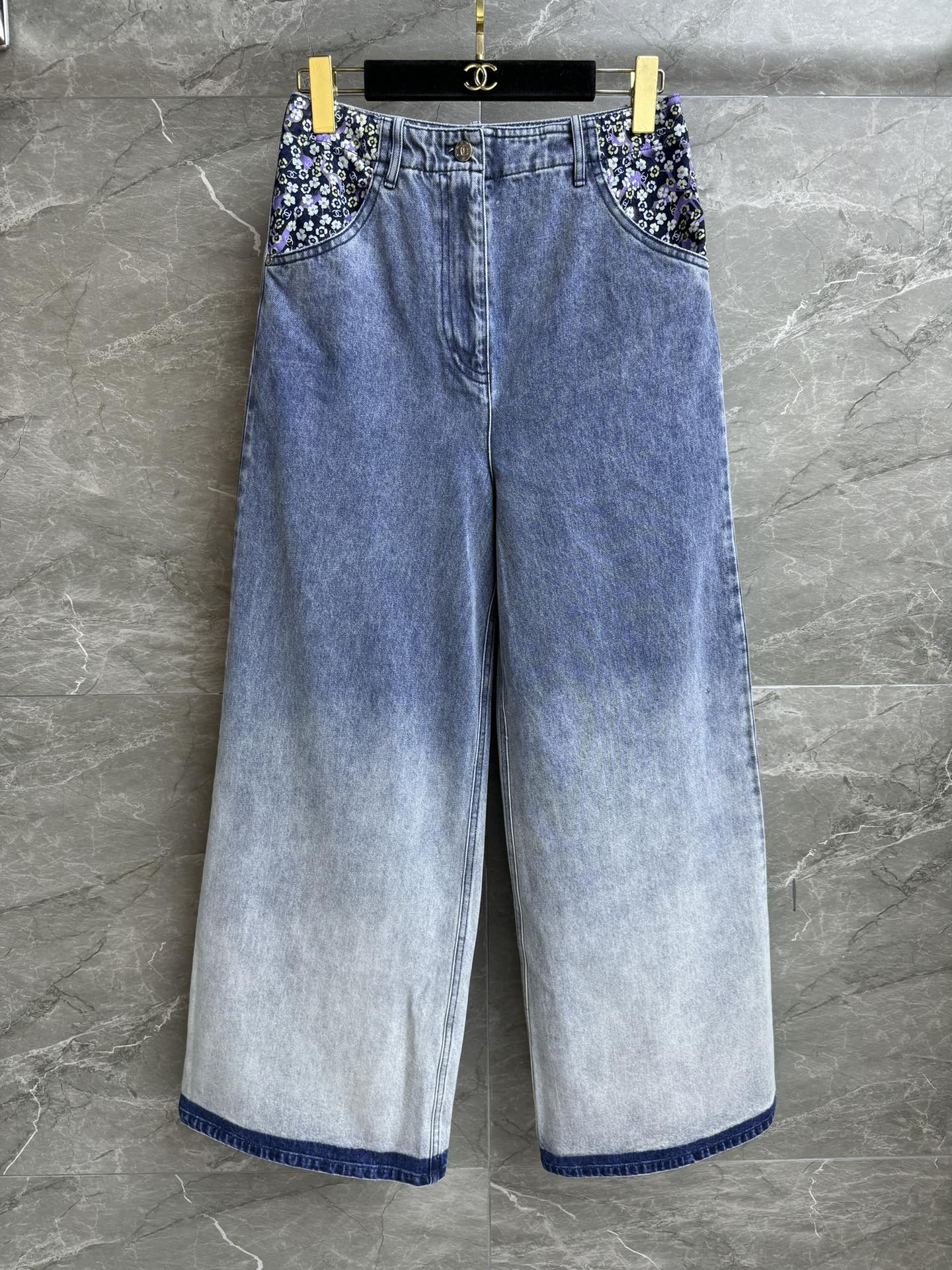 NO:420516,New early autumn style is available. Xiangjia gradient jeans 2025 early autumn series. Gradient tie-dyeing technology. Double C flower print embellishment. Fashionable and fashionable personality. Customized washing denim fabric. Soft and comfortable. Straight wide-leg pants style. The upper body looks slim and versatile. Full trademark. Size SML, chanel, jeans, alexander wang.19860909早秋新款上新啦 香家渐变牛仔裤 2025早秋系列 渐变扎染工艺 双C花朵印花点缀 时髦洋气个性 定制水洗牛仔面料 柔软舒适 直筒阔腿裤版型 上身显瘦又百搭 商标齐全 尺码SML,,chanel,jeans,alexander wang,Women's clothing