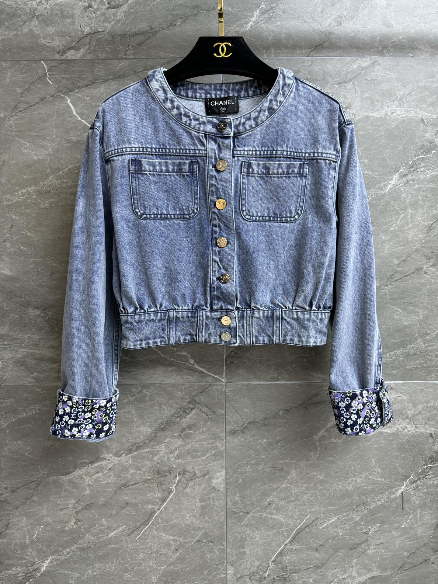 NO:420525,New models for early autumn are available. Xiangjia Washed Denim Jacket 2025 Early autumn series. Round neck single-breasted design. Double C flower print embellished sleeves. Fashionable and fashionable personality. Customized washing denim fabric. Soft and comfortable. Short style. Slim and temperament on the upper body. Full trademark. Size SML, chanel, jackets & coats, alexander wang.19860909早秋新款上新啦 香家水洗牛仔外套 2025早秋系列 圆领单排扣设计 双C花朵印花点缀袖子 时髦洋气个性 定制水洗牛仔面料 柔软舒适 短款版型 上身显瘦又气质 商标齐全 尺码SML,,chanel,jackets & coats,alexander wang,Women's clothing