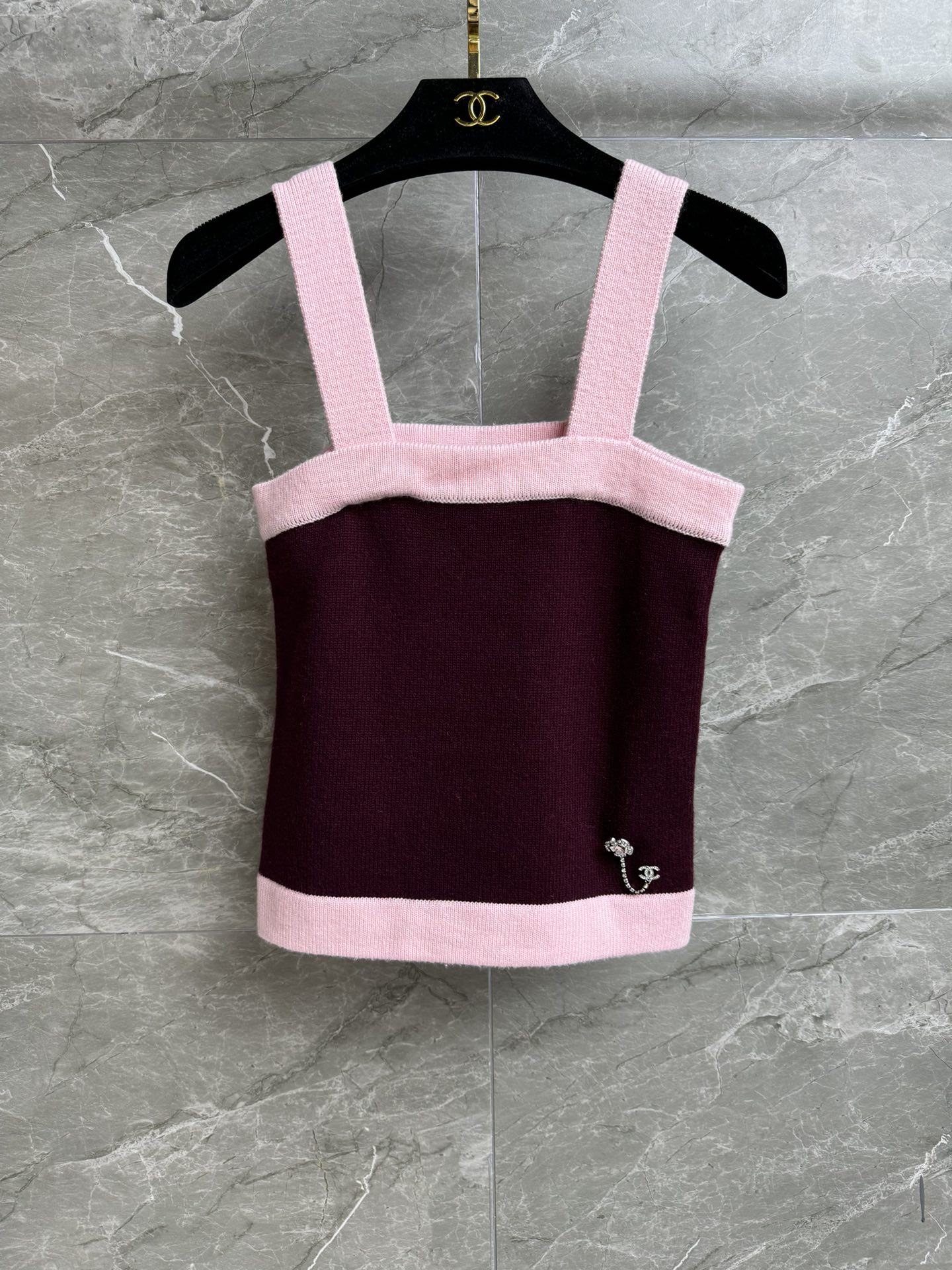 NO:421890,New models are shipped in early autumn. Xiangjia color-blocking suspender vest. 25 high-end handicraft workshop series. Contrast color splicing design. Hem exquisite pendant decoration. Fashionable and fashionable. Wool knitted fabric. Soft and comfortable. Short style. Slim and versatile upper body. Full trademark. Size SML, chanel, alexander wang.19860909早秋新款出货啦 香家拼色吊带背心 25高级手工坊系列 撞色拼接设计 下摆精致吊坠装饰 时髦洋气 羊毛针织面料 软糯舒适 短款版型 上身显瘦又百搭 商标齐全 尺码SML,,chanel,alexander wang,Women's clothing