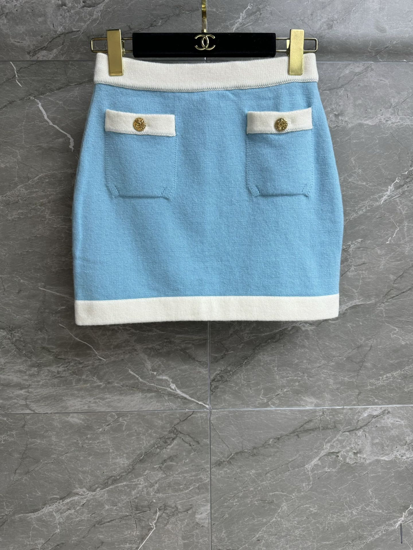 NO:421886,New models for early autumn are shipped. Xiangjia color-blocked knitted skirt. 25 high-end handicraft workshop series. Elastic elastic waist. Contrast color splicing design. Fashionable and age-reducing wool knitted fabric. Soft and comfortable. A-line skirt style. Slim and versatile. Full trademark. Size SML, chanel, skirts, alexander wang.19860909早秋新款出货啦 香家拼色针织半裙 25高级手工坊系列 松紧弹力腰头 撞色拼接设计 配色时髦减龄 羊毛针织面料 柔软舒适 A字裙版型 上身显瘦又百搭 商标齐全 尺码SML,,chanel,skirts,alexander wang,Women's clothing