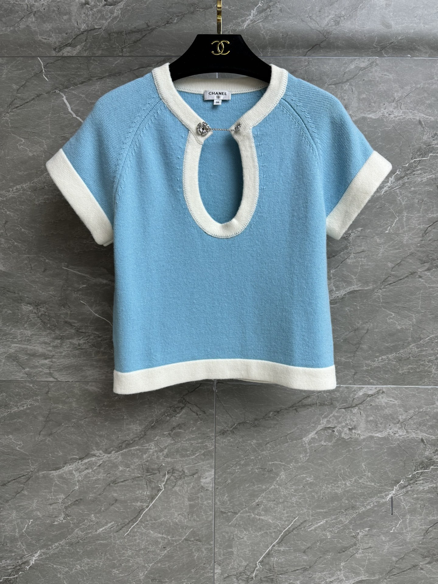 NO:421898,New models for early autumn are shipped. Xiangjia blue and white color-blocking short sleeves. 25 high-end handicraft workshop series. Exquisite pendant decorative neckline. Blue and white color-blocking fashionable and fashionable. Wool knitted fabric. Soft and comfortable. Normal style. Slim and versatile upper body. Full trademark. Size SML, chanel, T-shirt, alexander wang.19860909早秋新款出货啦 香家蓝白拼色短袖 25高级手工坊系列 精致吊坠装饰领口 蓝白拼色时髦洋气 羊毛针织面料 软糯舒适 正常版型 上身显瘦又百搭 商标齐全 尺码SML,,chanel,T-shirt,alexander wang,Women's clothing