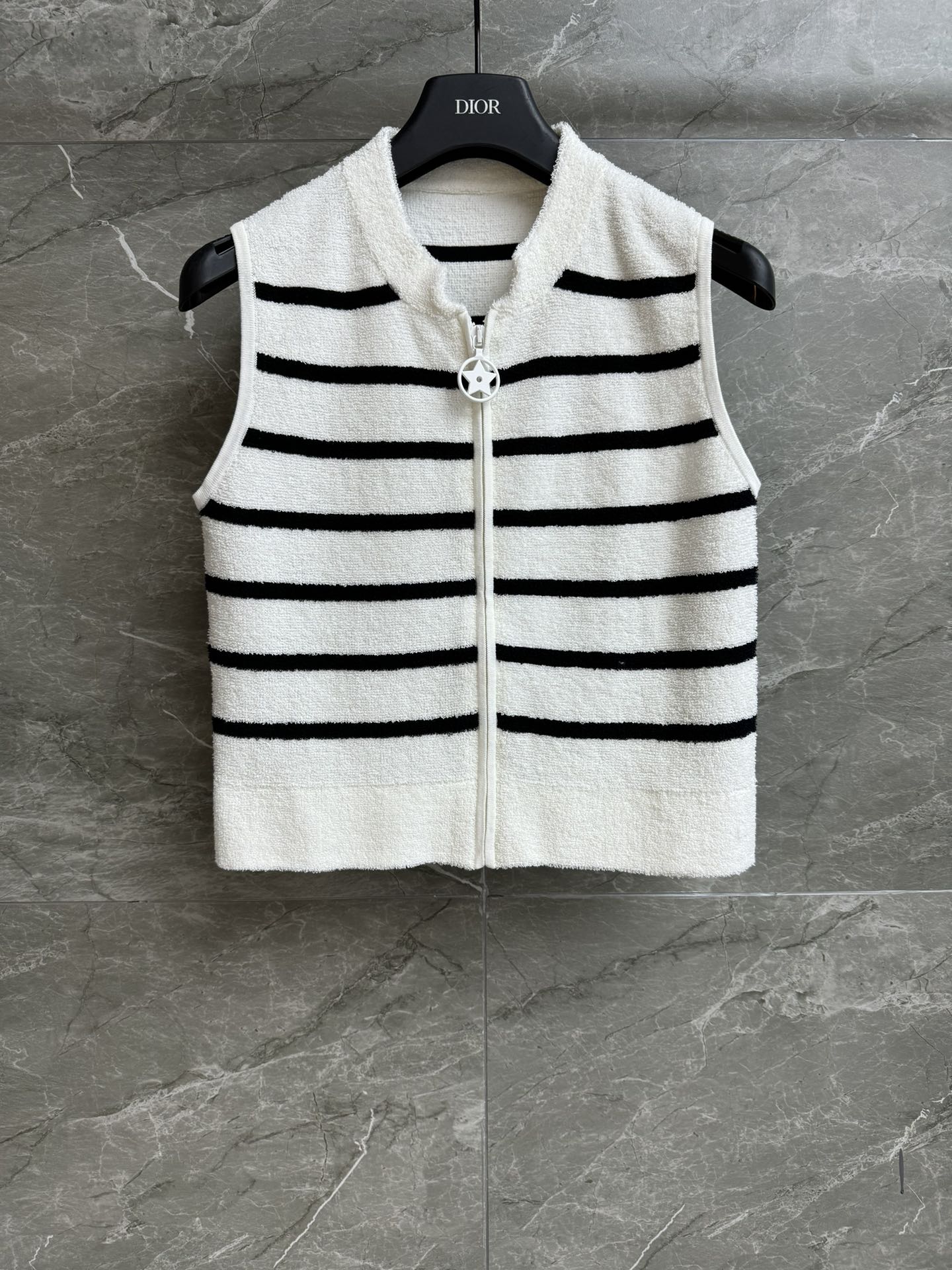 NO:421905,New summer models are available!  D Home Striped Knitted Vest 2025 Summer Series Stand-Link Zipper Design Letter Logo Webbing Splicing Design Classic Black and White Color Match Fashionable and Premium Cotton Blended Wool Knitted Fabric Comfortable and Skin-friendly Short Style Top Body Slim and Fashionable Full Trademark Size SML, Dior, Alexander Wang19860909夏季新款上新啦！ D家条纹针织马甲 2025夏季系列 立领拉链设计 字母logo织带拼接设计 经典黑白配色 时髦高级 棉混纺毛圈针织面料 舒适亲肤 短款版型 上身显瘦又时髦 商标齐全 尺码SML,,dior,alexander wang,Women's clothing