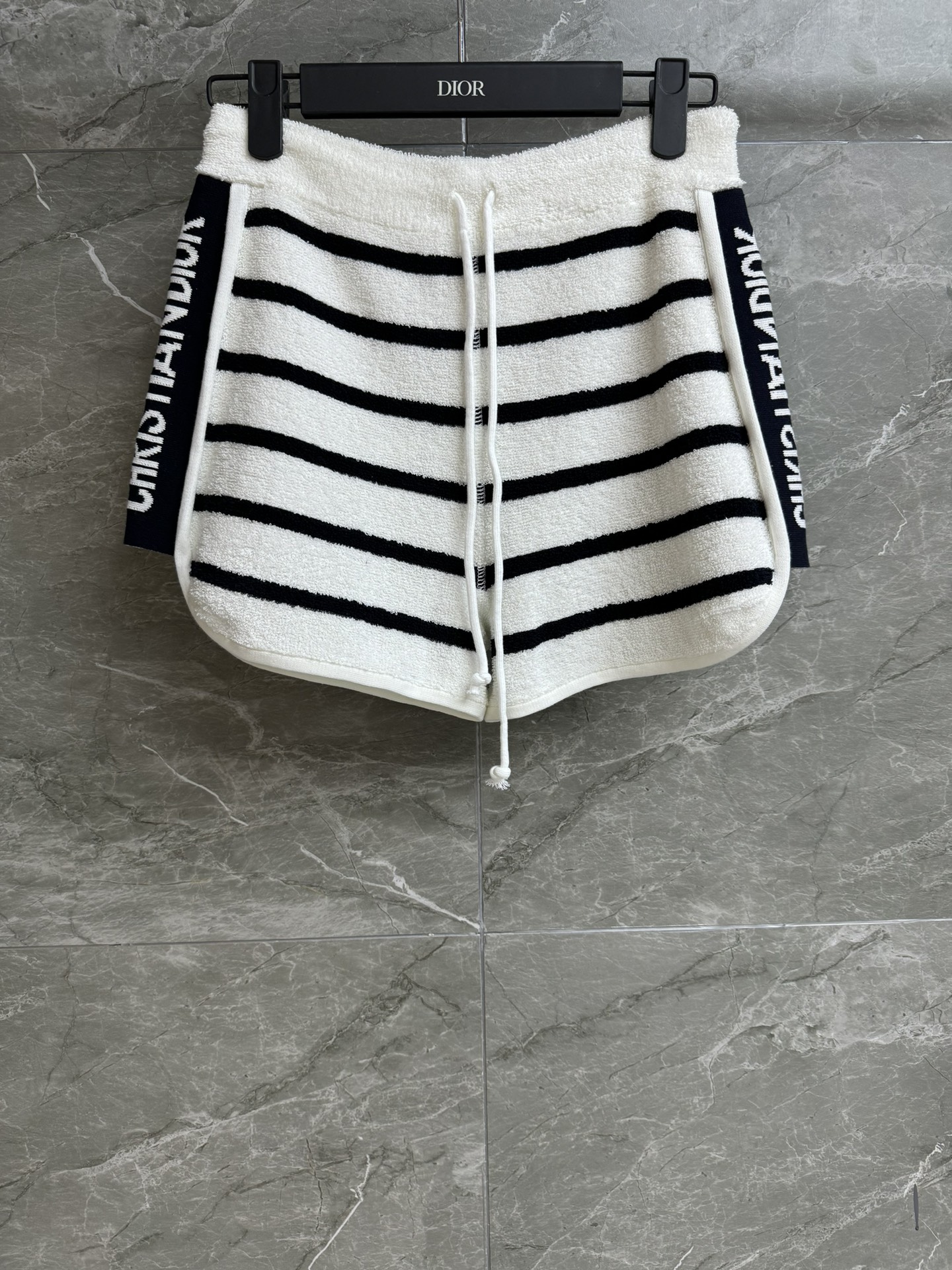 NO:421921,New summer models are available!  D Home Striped Knitted Shorts 2025 Summer Series Drawstring lace-up waist, logo webbing splicing design on both sides, classic black and white striped color scheme, casual minimalist, towel cotton knitted fabric, comfortable and skin-friendly, sports shorts, upper body slim and versatile, full trademark size SML,,dior, shorts,alexander wang19860909夏季新款上新啦！ D家条纹针织短裤 2025夏季系列 抽绳系带腰头 两侧logo织带拼接设计 经典黑白条纹配色 休闲极简 毛巾棉针织面料 舒适亲肤 运动短裤版型 上身显瘦又百搭 商标齐全 尺码SML,,dior,shorts,alexander wang,Women's clothing