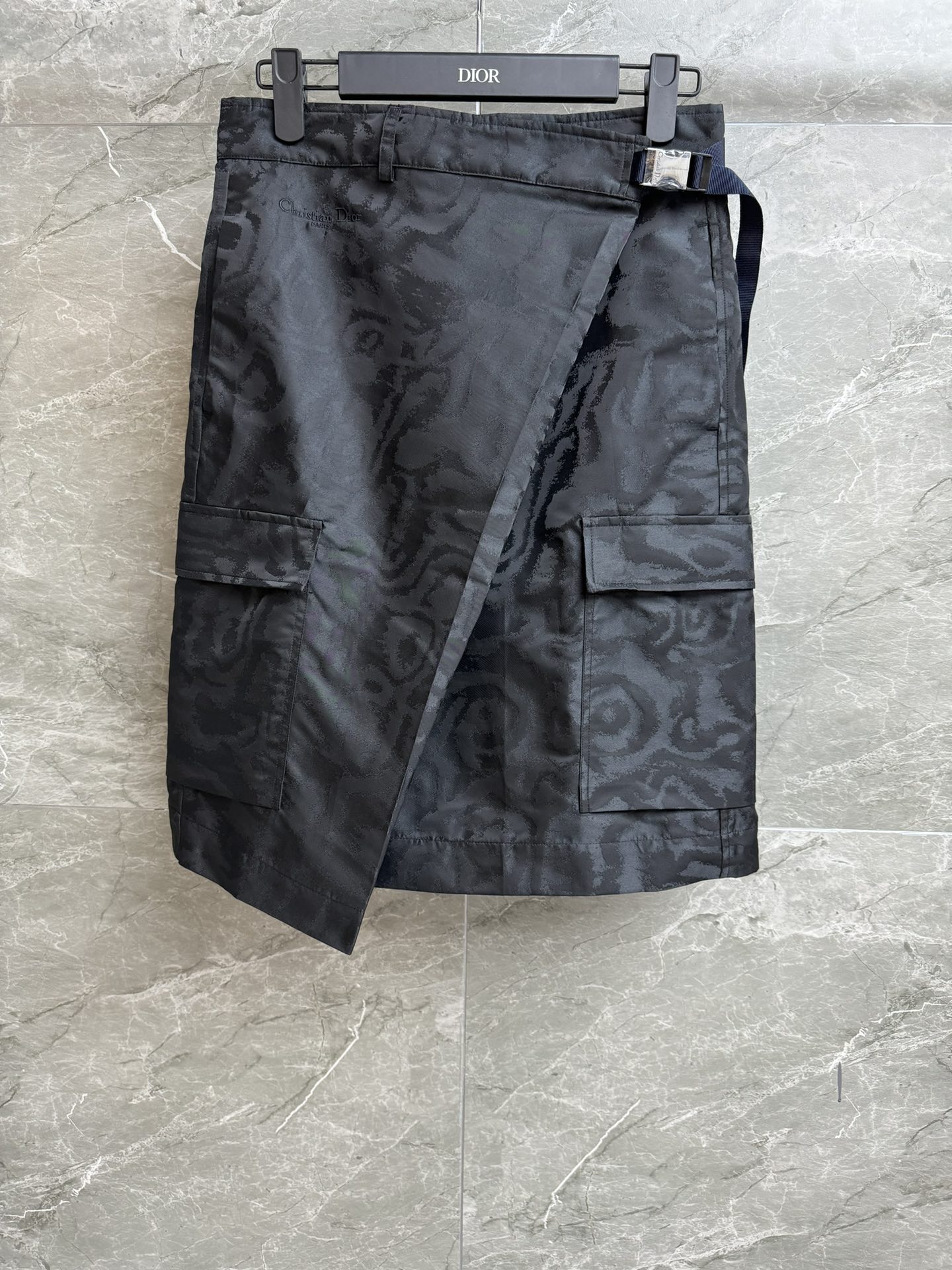 NO:421950,New early autumn style is available. D home work shorts 2025 early autumn series. Functional clothing tower buckle design. Classic logo embroidery embroidery. Working pocket decoration. Casual and fashionable. Use black technology cloud pattern fabric. Wrap work shorts. The upper body looks slim and versatile. Full trademark. Size SML,,dior, shorts,alexander wang.19860909早秋新款上新啦 D家工装短裤 2025早秋系列 功能性服装塔扣设计 经典logo标志刺绣点缀 工装口袋装饰 休闲时髦帅气 采用黑色科技云纹面料 裹身工装短裤版型 上身显瘦又百搭 商标齐全 尺码SML,,dior,shorts,alexander wang,Women's clothing