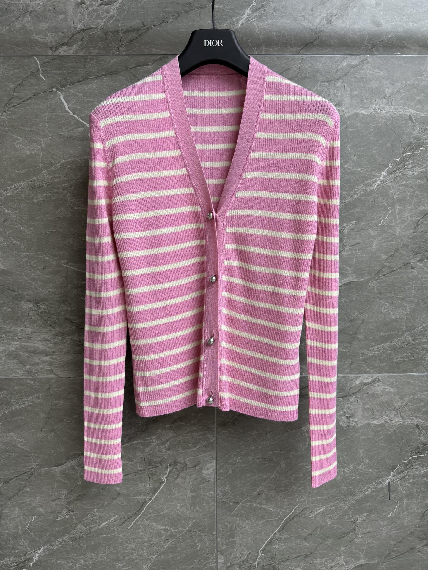 NO:424815,New styles for early autumn are available. D-home linen striped cardigan 2025 early autumn series. V-neck single-breasted design. CD pearl button embellishment. Striped color matching. Stylish and age-reducing. Linen-blend knitted fabric. Comfortable and breathable. Slim fit. Slim and elegant. Full trademark. Size SML,,dior,alexander wang.19860909早秋新款上新啦 D家亚麻条纹开衫 2025早秋系列 V领单排扣设计 CD珍珠纽扣点缀 条纹配色时髦减龄 亚麻混纺针织面料 舒适透气 修身版型 上身显瘦又气质 商标齐全 尺码SML,,dior,alexander wang,Women's clothing