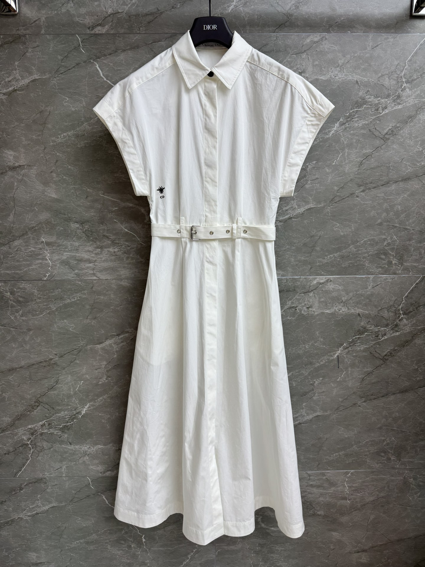 NO:430255,New summer models are available. D family belt shirt skirt. Spring and summer series. Lapel drop shoulder design. Precision CD bee embroidery embellishment. Simple and atmospheric. Customized poplin cotton fabric. Clever and comfortable and breathable. Equipped with belt waist. The upper body looks slim and temperament. Full trademark. Size SML,,dior, skirts,shirts,alexander wang.19860909夏季新款上新啦 D家系腰带衬衫裙 2025春夏系列 翻领落肩设计 精密CD蜜蜂刺绣点缀 简约大气高级 定制府绸棉面料 挺括舒适透气 配有腰带收腰 上身显瘦又气质 商标齐全 尺码SML,,dior,skirts,shirts,alexander wang,Women's clothing