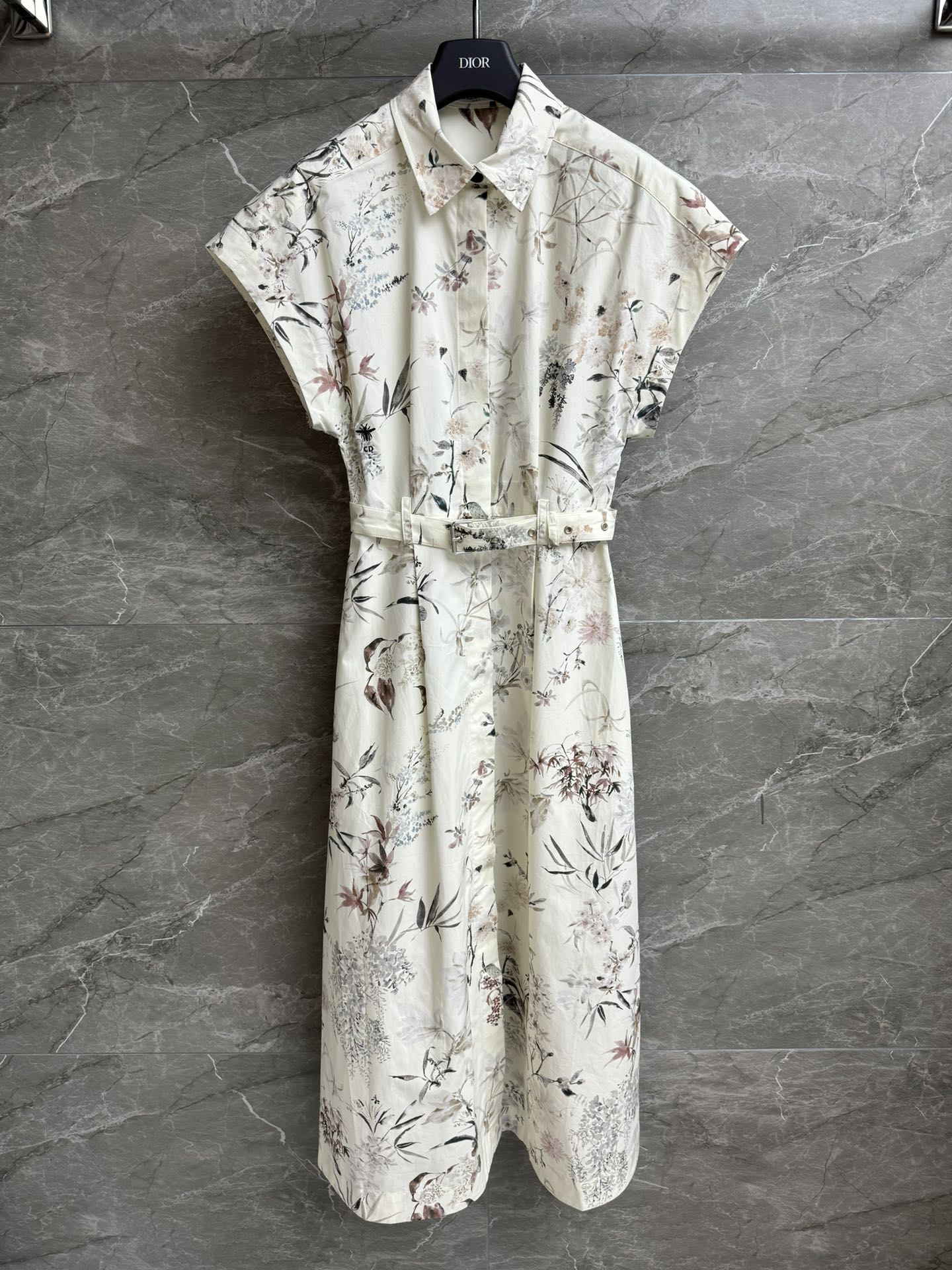 NO:430260,New early autumn style is available. D home floral print dress. 2025 early autumn series. Lapel neckline design. Retro floral print pattern. CD bee embroidery. Cold and high-end. Silk cotton blend fabric. Comfortable and breathable. Waist-closing dress style. Equipped with belts in the same color. The upper body looks slim and temperament. Full trademark. Size SML,,dior, skirts,alexander wang.19860909早秋新款上新啦 D家花卉印花连衣裙 2025早秋系列 翻领领口设计 复古花卉印花图案 CD蜜蜂刺绣点缀 清冷高级 丝棉混纺面料 舒适透气 收腰连衣裙版型 配有同色系腰带 上身显瘦又气质 商标齐全 尺码SML,,dior,skirts,alexander wang,Women's clothing