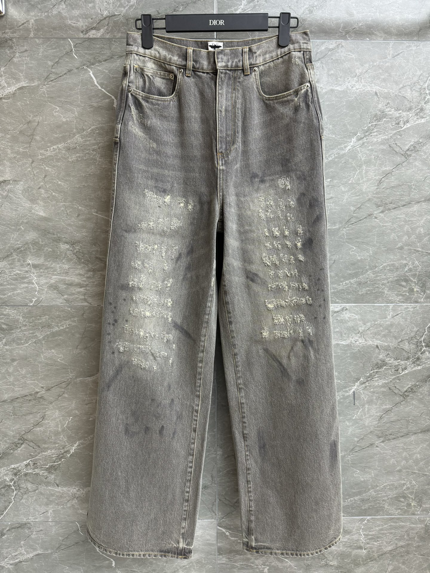 NO:424869,New early autumn style is shipped. D home old ripped wide-leg pants. 2025 early autumn series. Back logo leather label decoration. American dirty dyeing and aging design. Retro and fashionable personality. Stone-washed gray cotton denim fabric. Soft and comfortable. Wide-leg pants style. The upper body looks slim and versatile. Size SML, dior, alexander wang.19860909早秋新款出货啦 D家做旧破洞阔腿裤 2025早秋系列 后背logo皮标装饰 美式脏染做旧设计 复古时髦个性 石洗灰色棉质牛仔面料 柔软舒适 阔腿裤版型 上身显瘦又百搭 尺码SML,,dior,alexander wang,Women's clothing