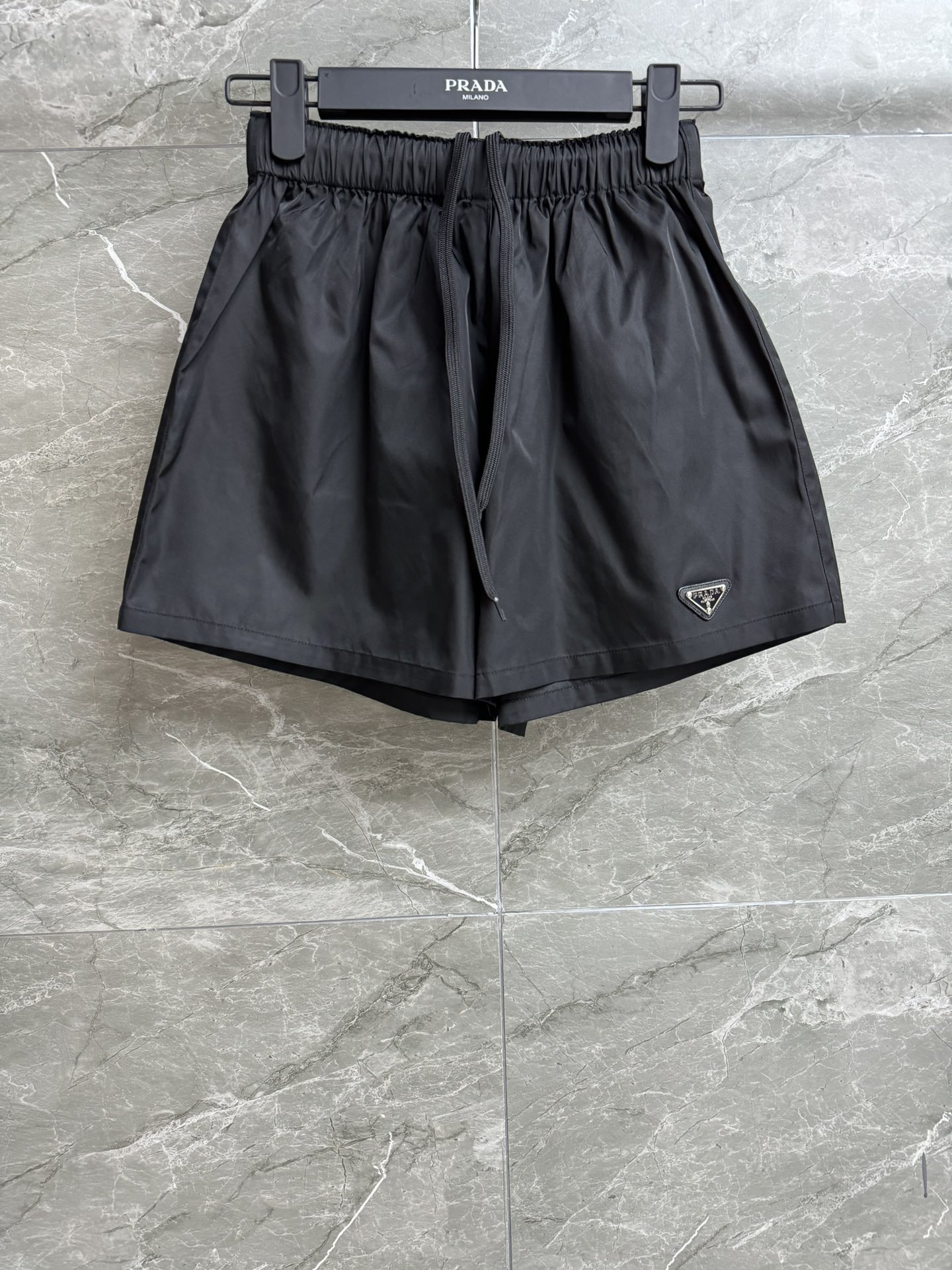 NO:425951,New spring and summer models are available. P home triangle nylon shorts. Recycled nylon series. Elastic drawstring lace design. Classic triangle logo decoration embellishment. Simple and high-end. Recycled and degradable nylon fabric. Clever and stylish. Loose style. The upper body looks slim and fashionable. Full trademark. Size SML, shorts, alexander wang.19860909春夏新款上新啦 P家三角标尼龙短裤 再生尼龙系列 松紧抽绳系带设计 经典三角徽标装饰点缀 简约又高级 可再生降解尼龙面料 挺括有型 宽松版型 上身显瘦又时髦 商标齐全 尺码SML,,shorts,alexander wang,Women's clothing