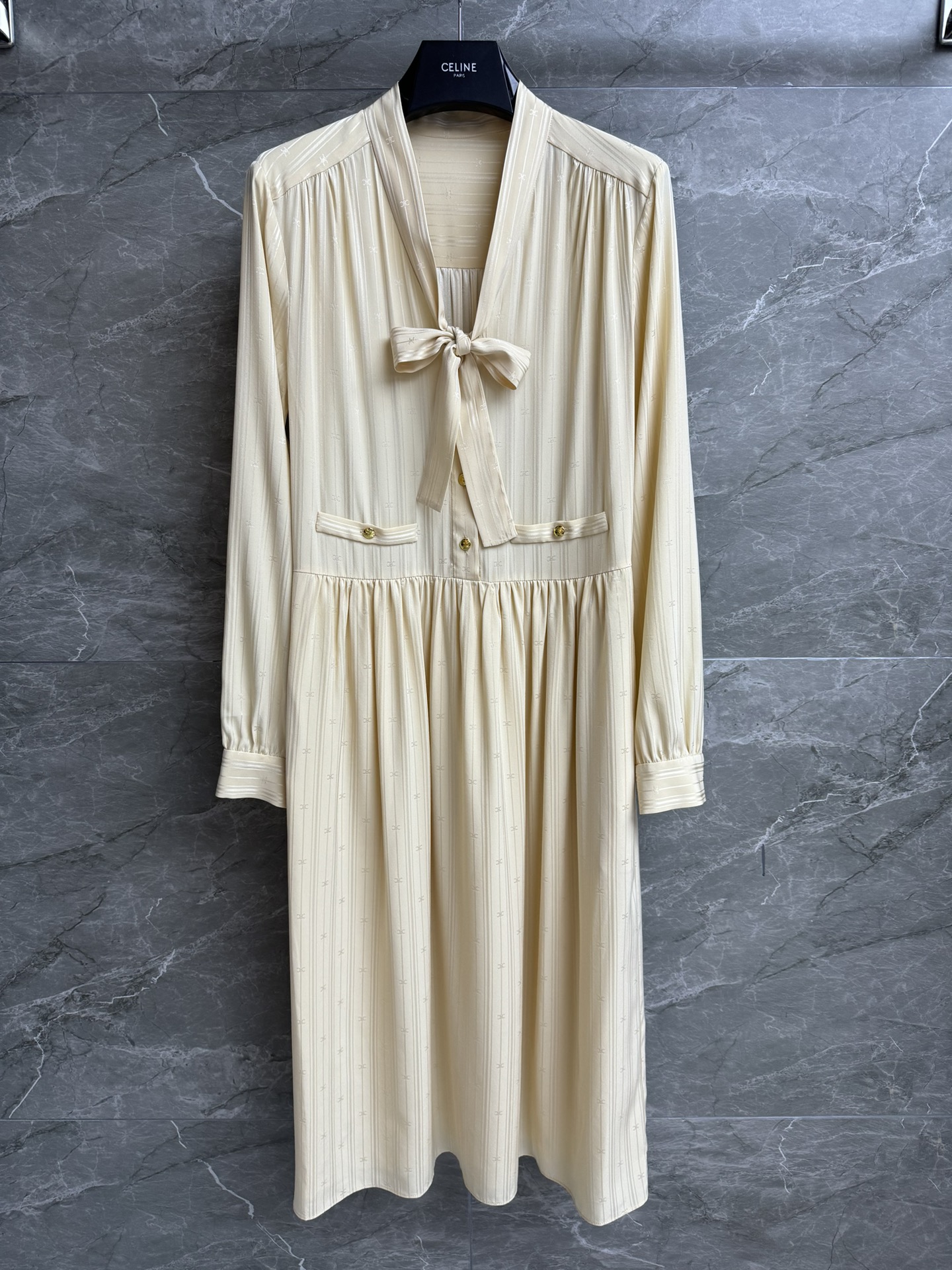 NO:425916,New summer style is available. CL floral color-blocking dress. 2025 spring and summer series. V-neck streamer lace-up design. Striped logo jacquard pattern. French vacation style. Double-layer silk fabric. Light and flowing. Comfortable and skin-friendly. A-line dress style. Slim and temperament. Full trademark. Size SML,, skirts, real silk, alexander wang.19860909夏季新款上新啦 CL花卉拼色连衣裙 2025春夏系列 V领飘带系带设计 条纹logo提花图案 法式度假风 双层真丝面料 轻盈飘逸 舒适亲肤 A字连衣裙版型 上身显瘦又气质 商标齐全 尺码SML,,skirts,real silk,alexander wang,Women's clothing