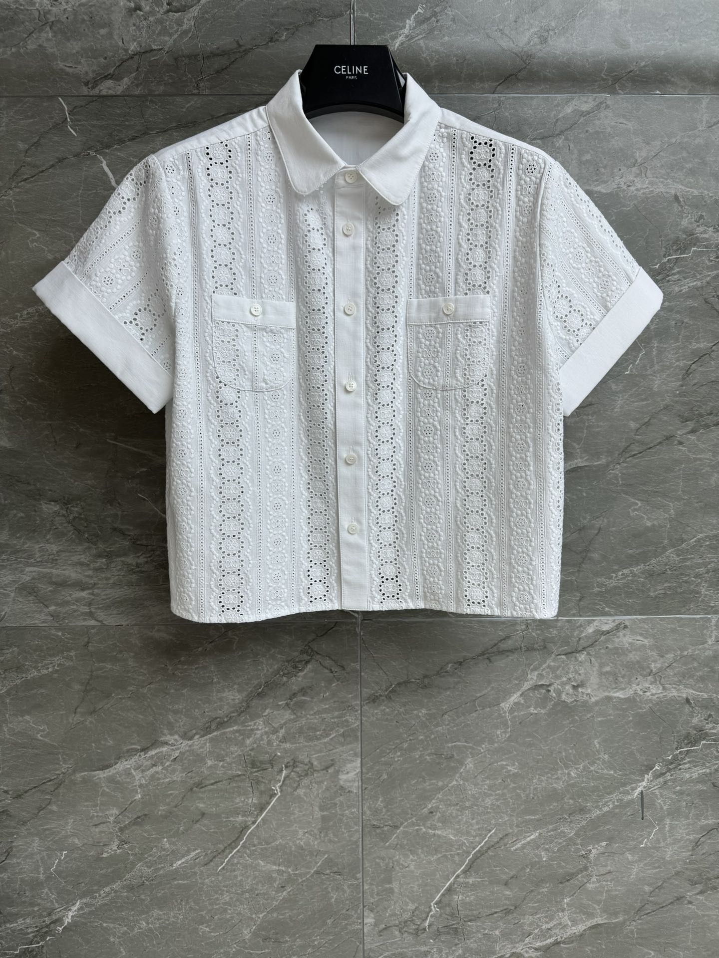 NO:435076,New summer models are available. CL hollow embroidered shirt. 2025 spring and summer series. Lapel single-breasted design. Arc de Triomphe flowers hollow embroidery pattern. With exquisite three-dimensionality, exquisite lazy and fashionable. Customized cotton fabric. Comfortable and breathable. Loose style. Slim and versatile. Full trademark. Size SML,,alexander wang.19860909夏季新款上新啦 CL镂空刺绣衬衣 2025春夏系列 翻领单排扣设计 凯旋门花朵镂空刺绣图案 带有精美的立体感 精致慵懒时髦 定制纯棉面料 舒适透气 宽松版型 上身显瘦又百搭 商标齐全 尺码SML,,alexander wang,Women's clothing