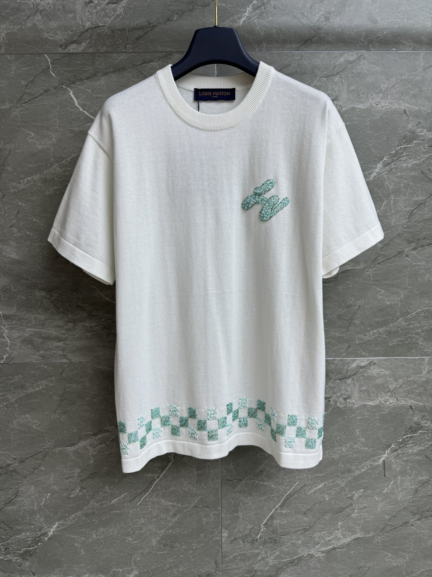 NO:426651,New models for early autumn are available. L family bead embroidery knitted short sleeves. 2025 early autumn series. Round neck ribbed neckline. Lv bead embroidery on chest. Hem checker bead embroidery. Exquisite and high-end. Cotton knitted fabric. Comfortable and breathable. Loose style. Slim and versatile. Full trademark. Size sml,,louis vuitton,louis vuitton,T-shirt,alexander wang.19860909早秋新款上新啦 L家珠绣针织短袖 2025早秋系列 圆领罗纹领口 胸前Lv珠饰刺绣 下摆棋盘格纹珠饰刺绣 精致高级 棉质针织面料 舒适透气 宽松版型 上身显瘦又百搭 商标齐全 尺码sml,,louis vuitton,louis vuitton,T-shirt,alexander wang,Women's clothing